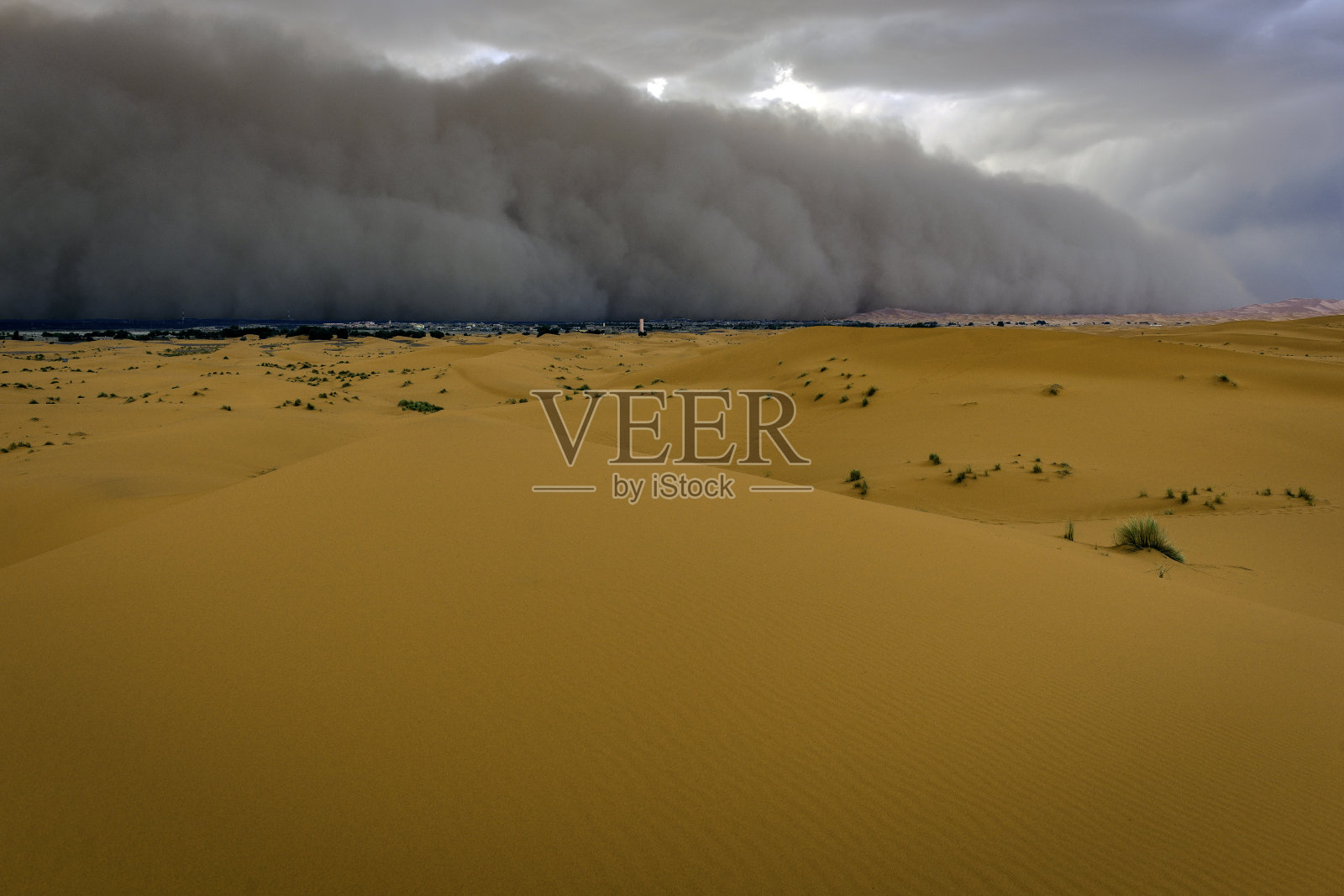北非摩洛哥Erg Chebbi沙漠，沙尘暴正在逼近Merzouga定居点照片摄影图片