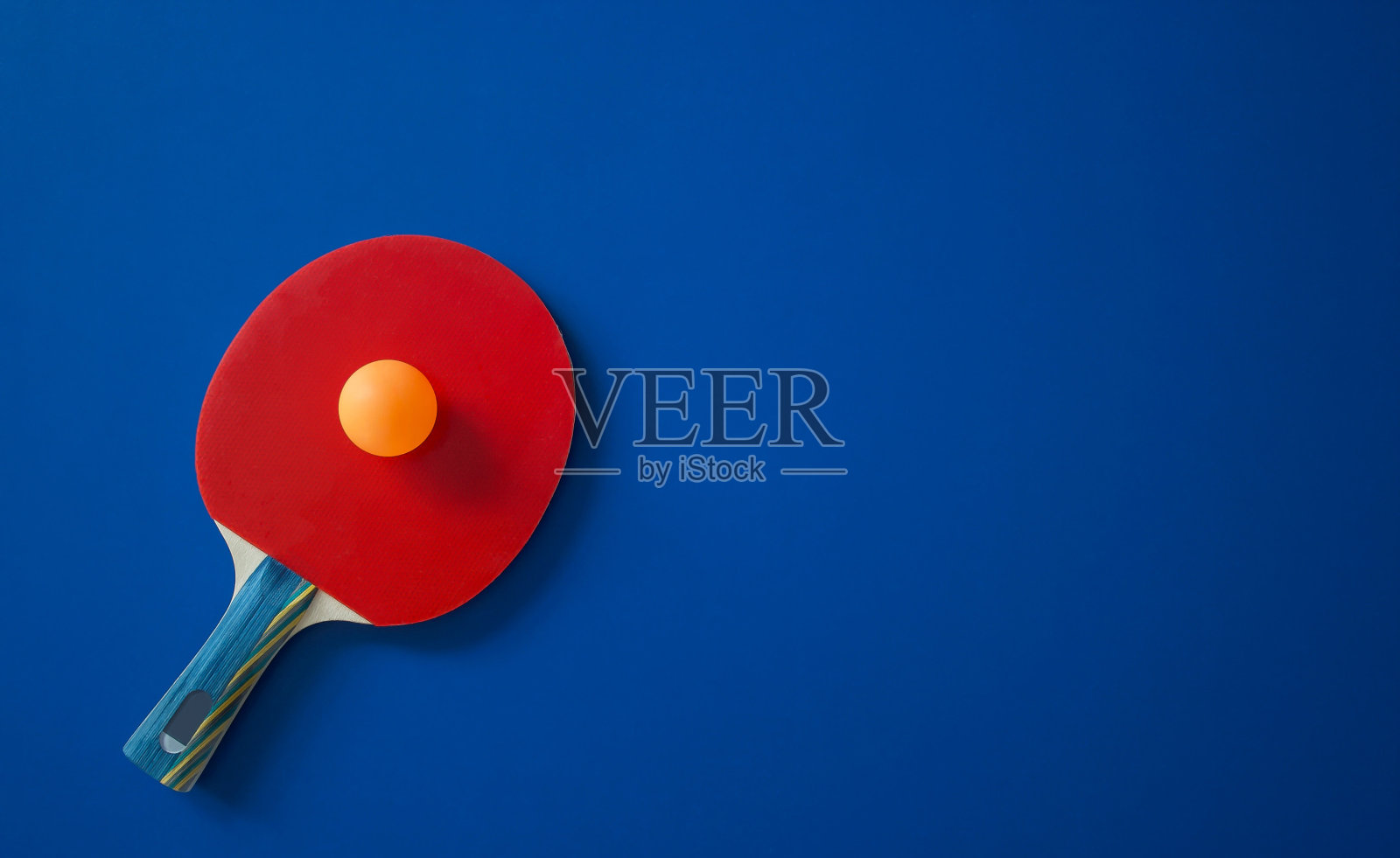 红色的网球拍和黄色的球照片摄影图片