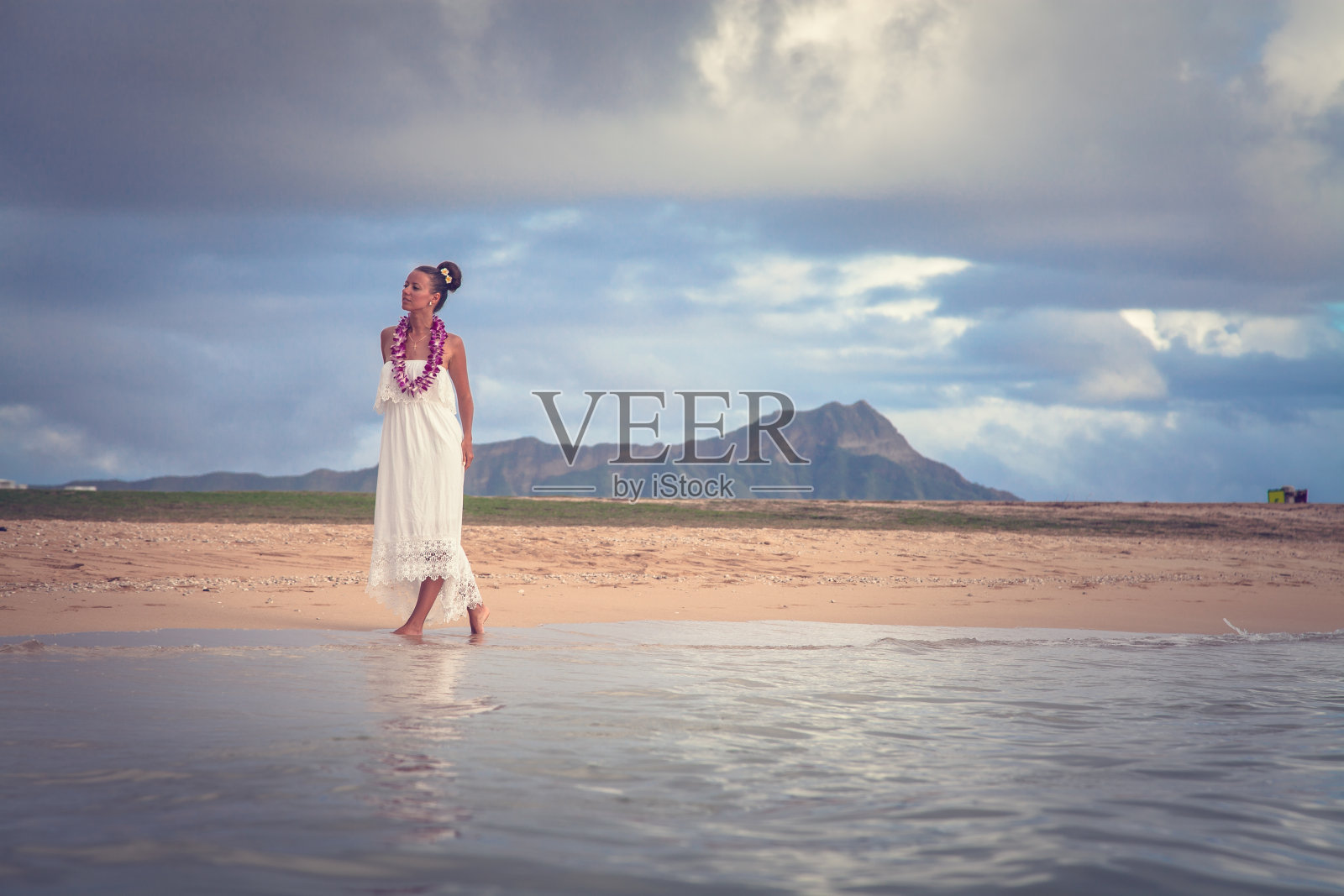 夏威夷度假的快乐女人。照片摄影图片