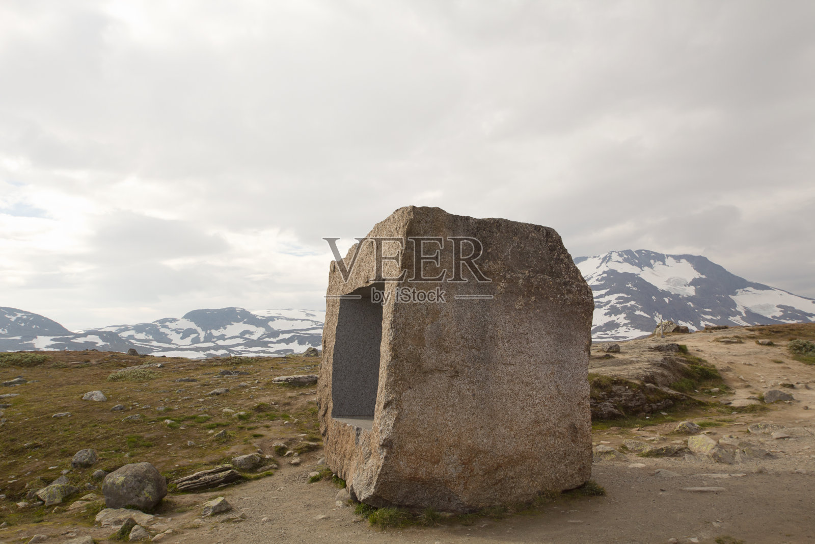 挪威高山中的花岗岩块照片摄影图片