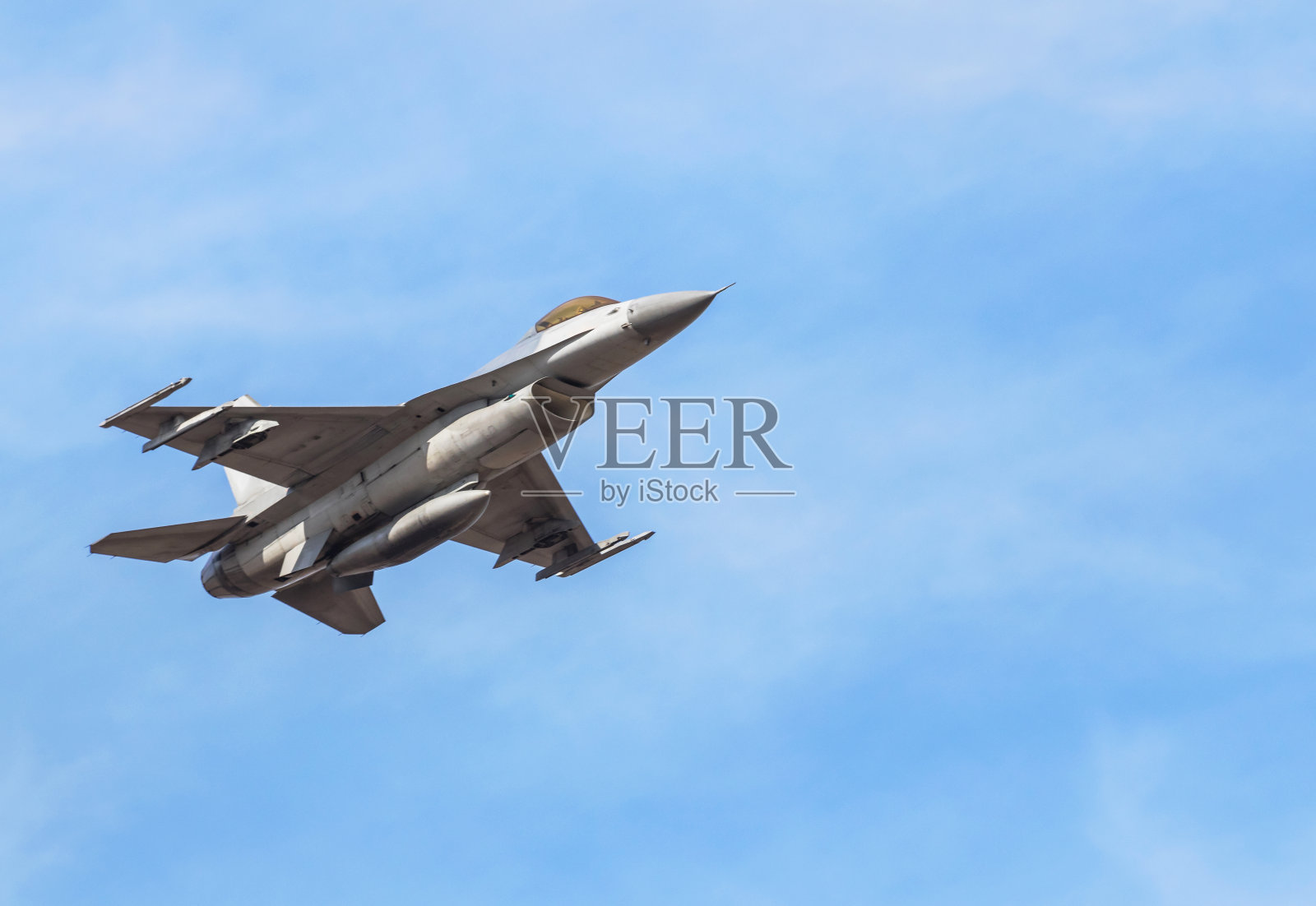 猎鹰战斗机军用飞机在蓝天的背景下飞行照片摄影图片