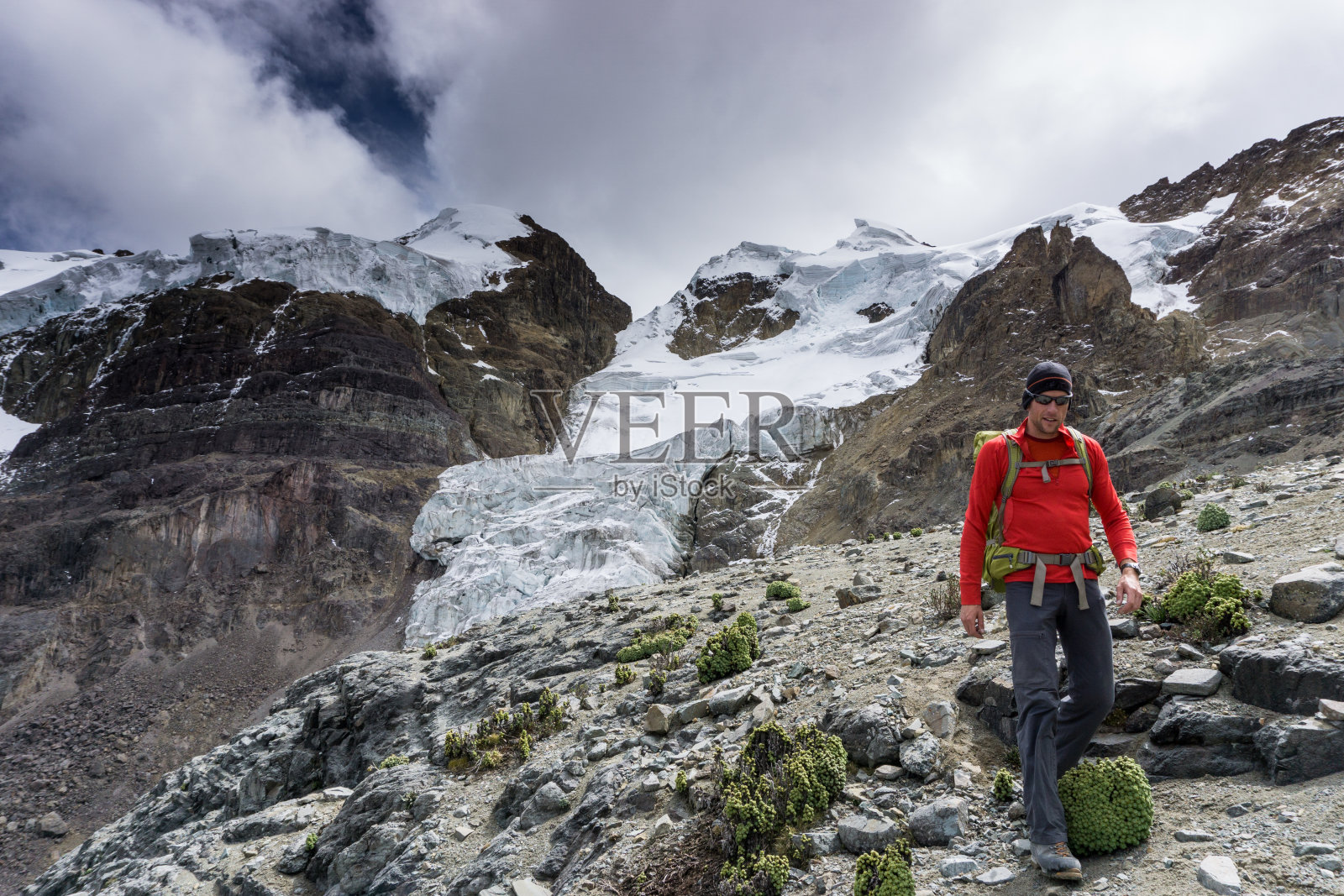 一名男性登山者在攀登完秘鲁安第斯山脉的最高峰后返回大本营照片摄影图片