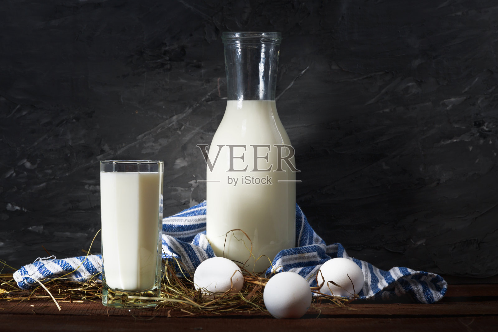 奶瓶，新鲜的有机鸡蛋，乡村风格的静物，复古背景。照片摄影图片