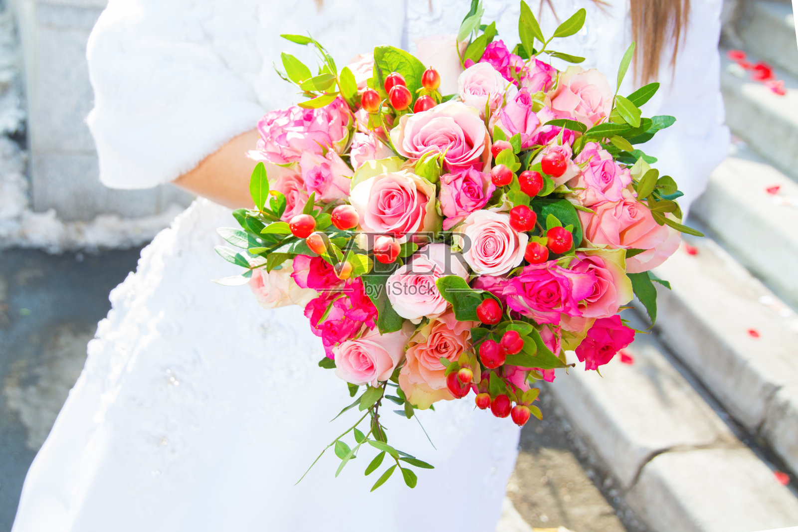 美丽的婚礼鲜花，新娘花束，两个人在婚姻中走到一起，是爱的象征。照片摄影图片