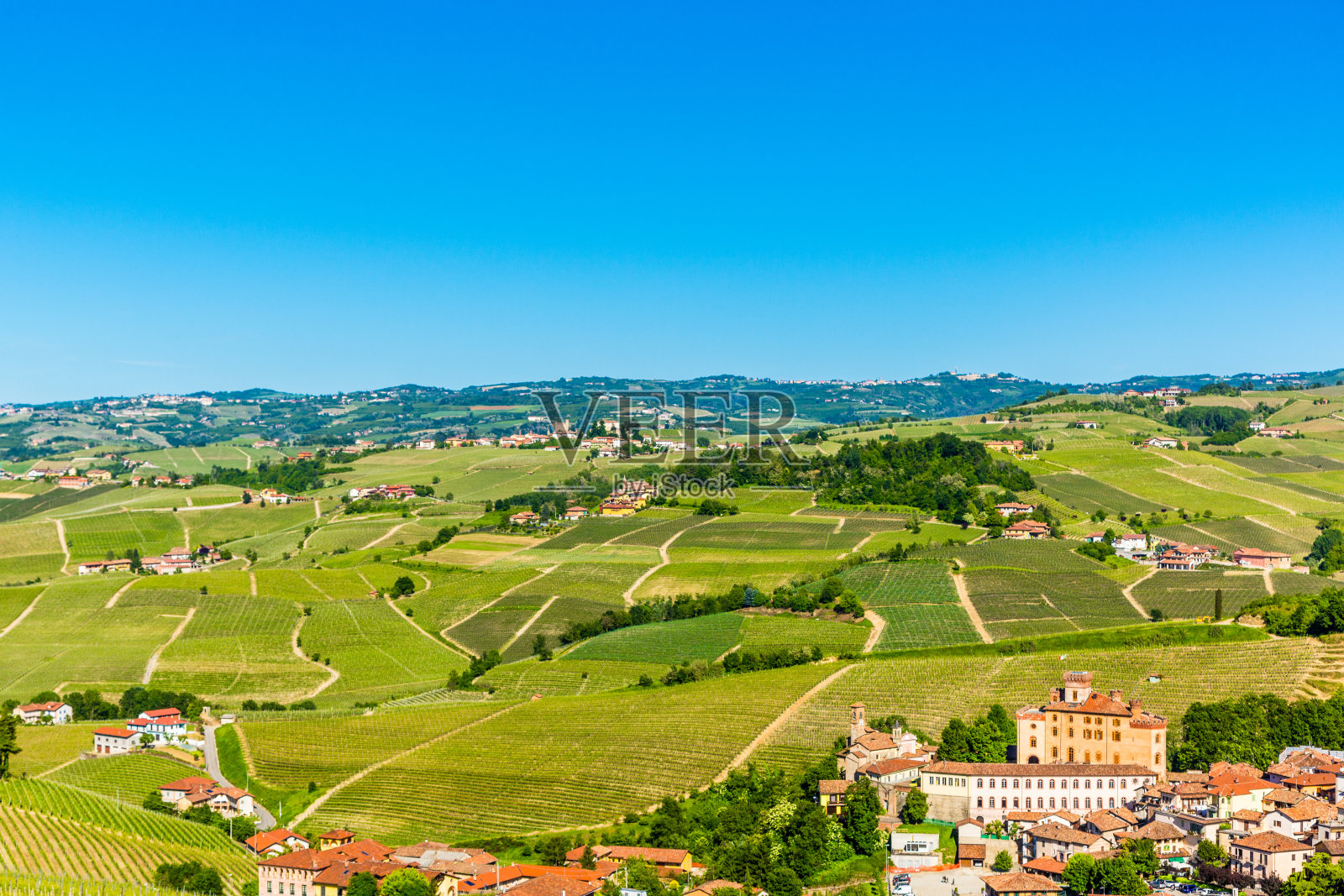 意大利北部皮埃蒙特地区巴罗洛村的巴罗洛城堡照片摄影图片