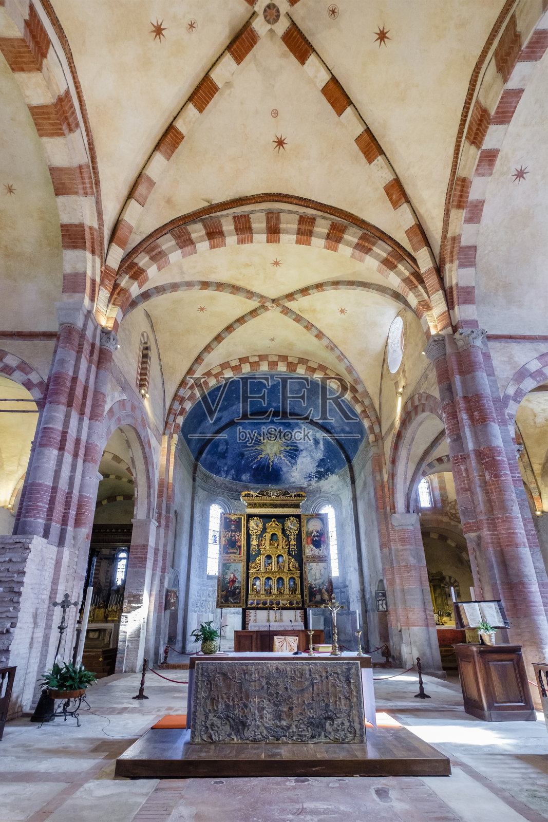 斯塔法尔达修道院(圣玛丽亚迪斯塔法尔达)，西多会修道院建立于1135年。意大利北部山麓,照片摄影图片