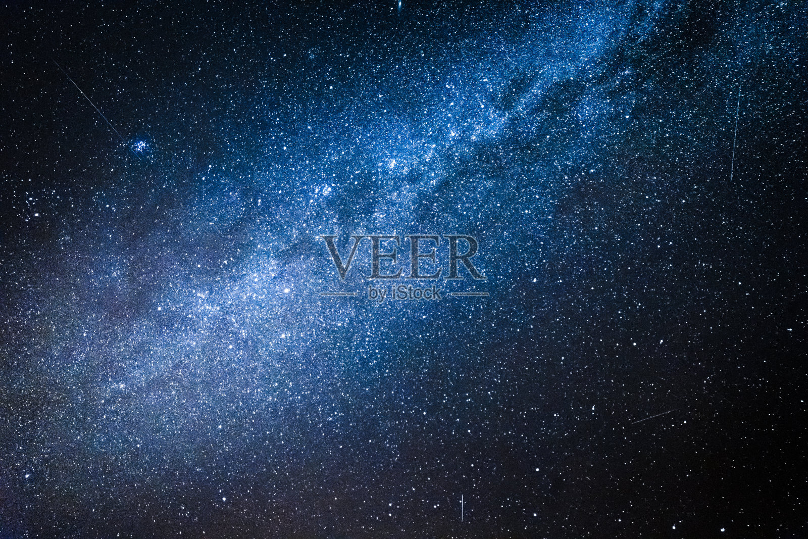 蓝色美妙的银河，夜晚繁星满天照片摄影图片