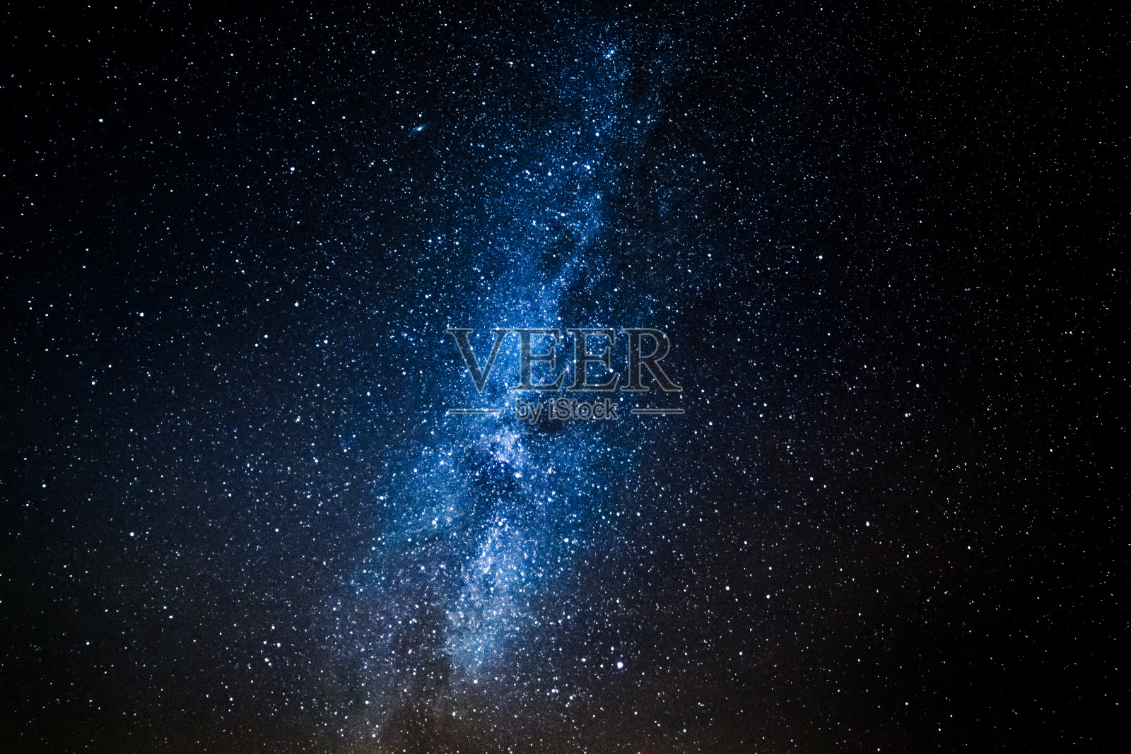 夜晚繁星满天的蓝色银河照片摄影图片
