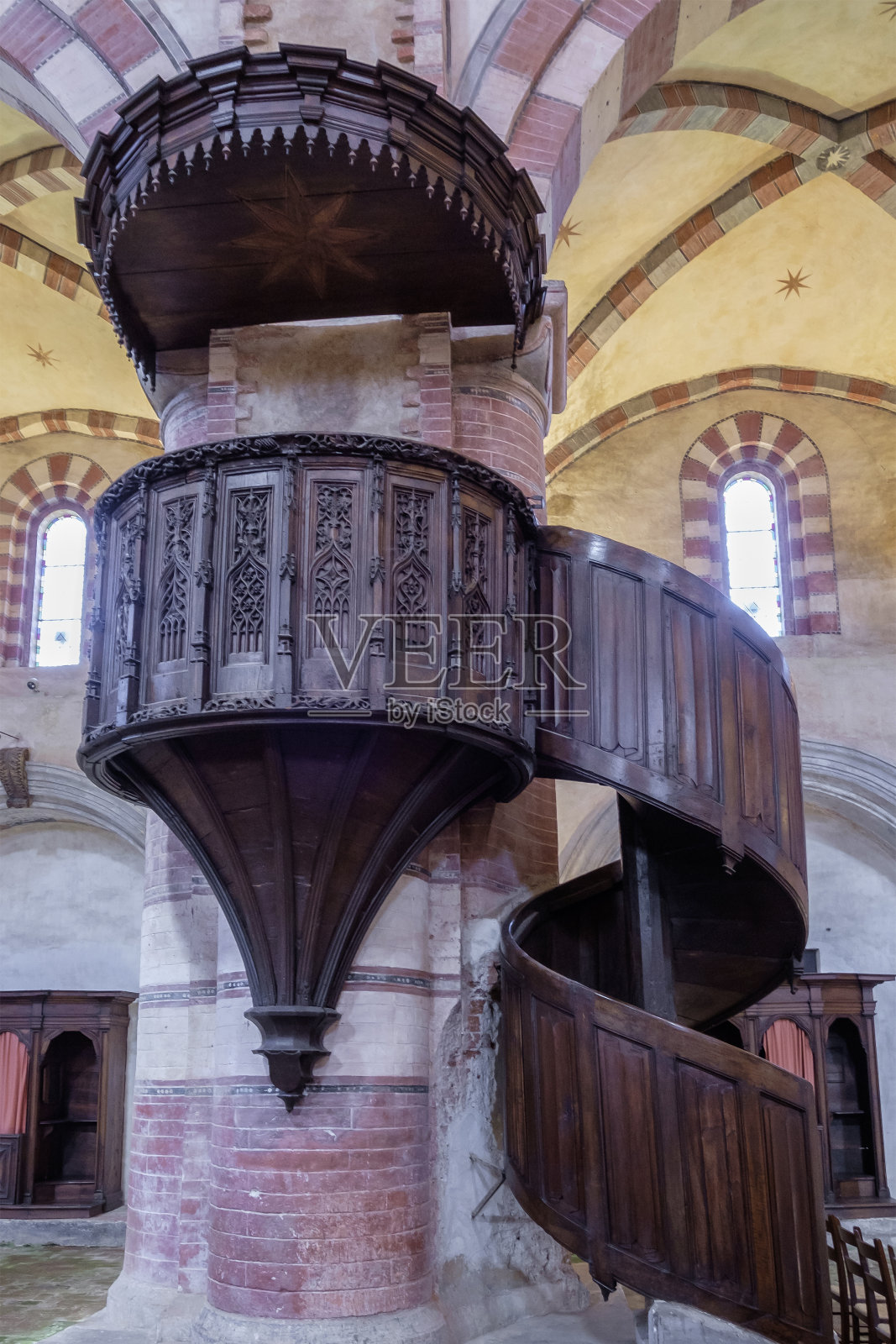 斯塔法尔达修道院(斯塔法尔达圣玛丽亚)的讲坛，这是一座建立于1135年的西多会修道院。意大利北部山麓,照片摄影图片
