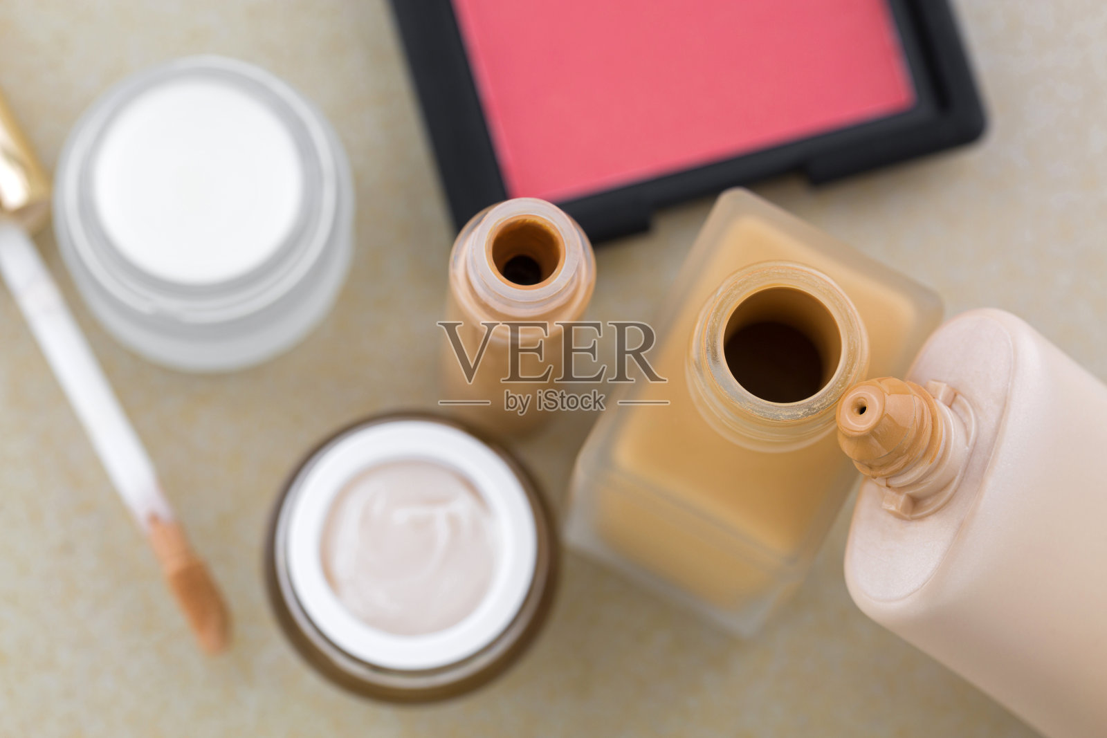 化妆品，粉底液，遮瑕膏，粉色腮红，护肤产品照片摄影图片