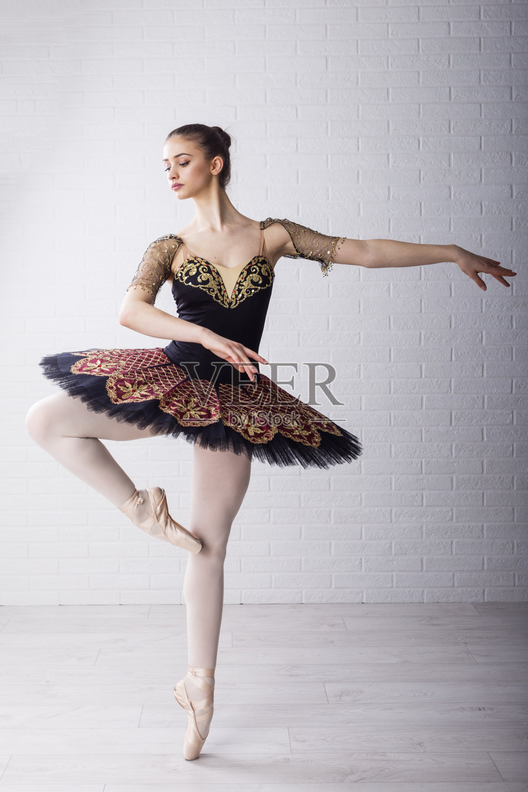 年轻美丽的芭蕾舞演员练习脚尖旋转照片摄影图片