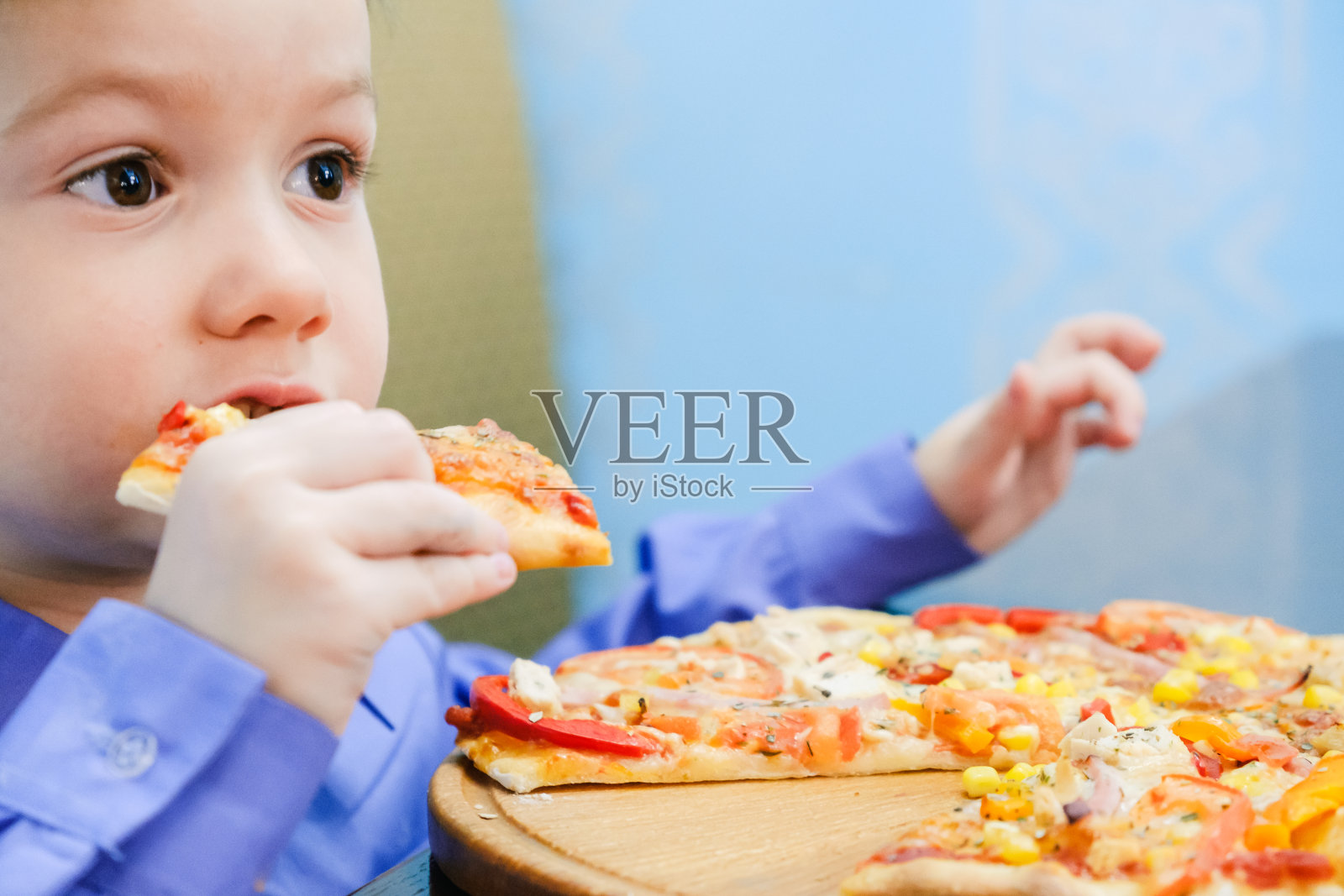 孩子，男孩，在餐厅吃披萨，夏天照片摄影图片