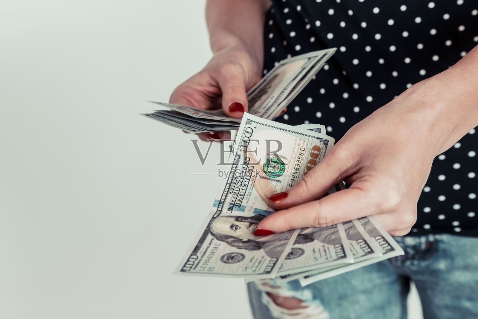 女人手里的钱照片摄影图片