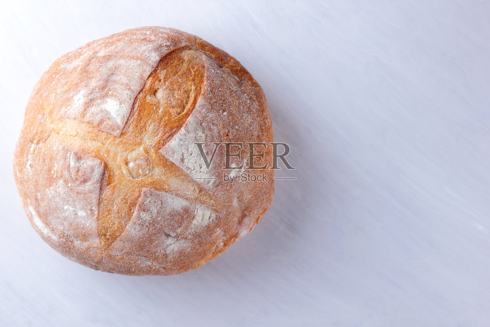 木炉烤面包，白底白面包，金色面包皮，设计师面包，农业，小麦粉，白木背景，食品，法国美食照片摄影图片