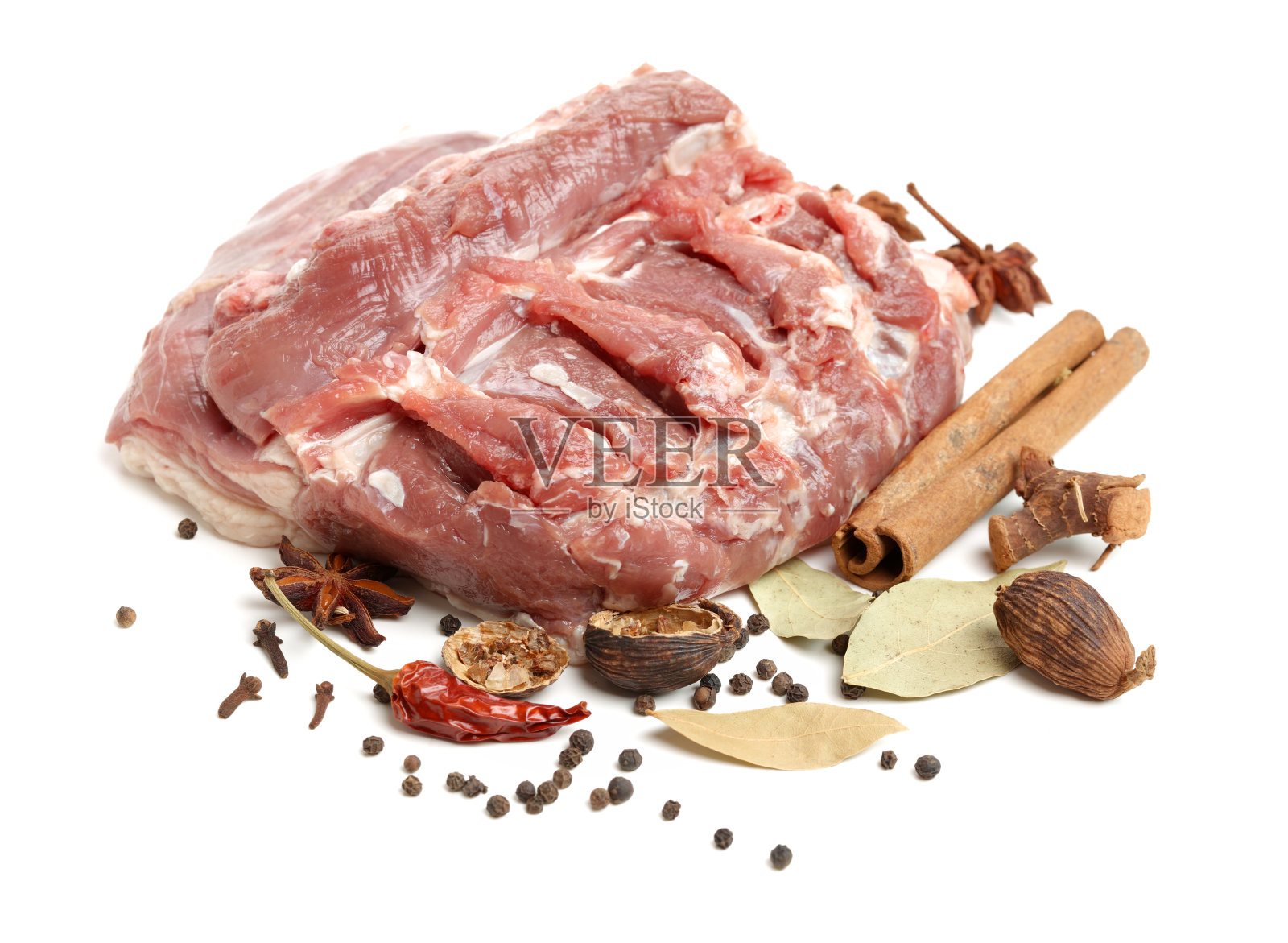 生牛肉和调味料放在白色的背景上照片摄影图片