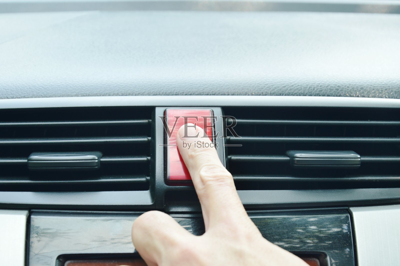 手指按红色按钮，打开汽车应急灯照片摄影图片