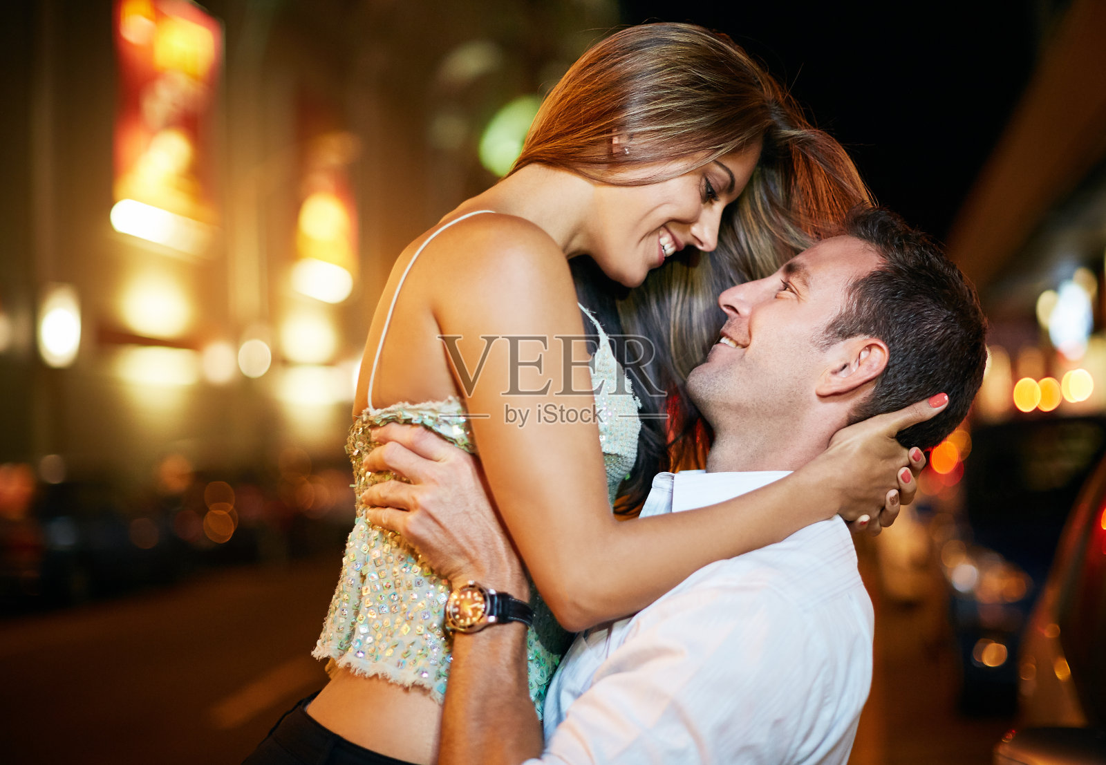相爱的夫妇在夜晚的街道上拥抱照片摄影图片