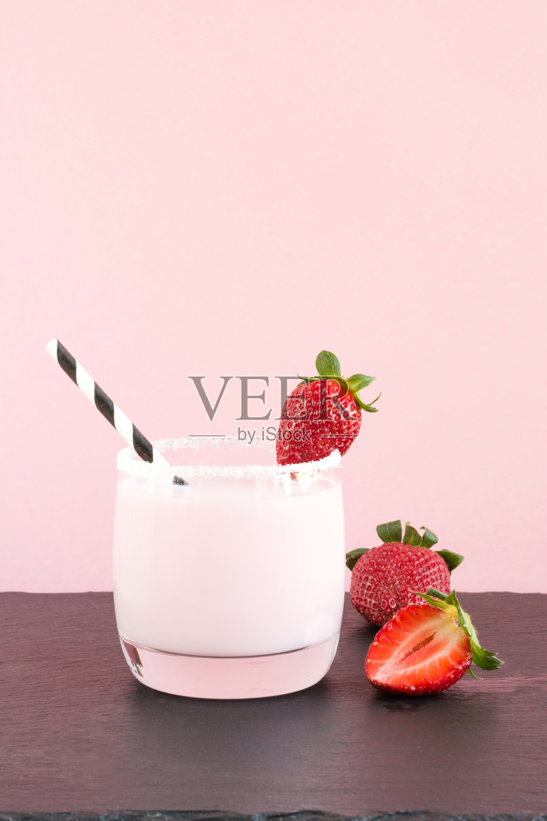 草莓奶昔配上粉红色的浆果。关闭了。夏天的食物。照片摄影图片