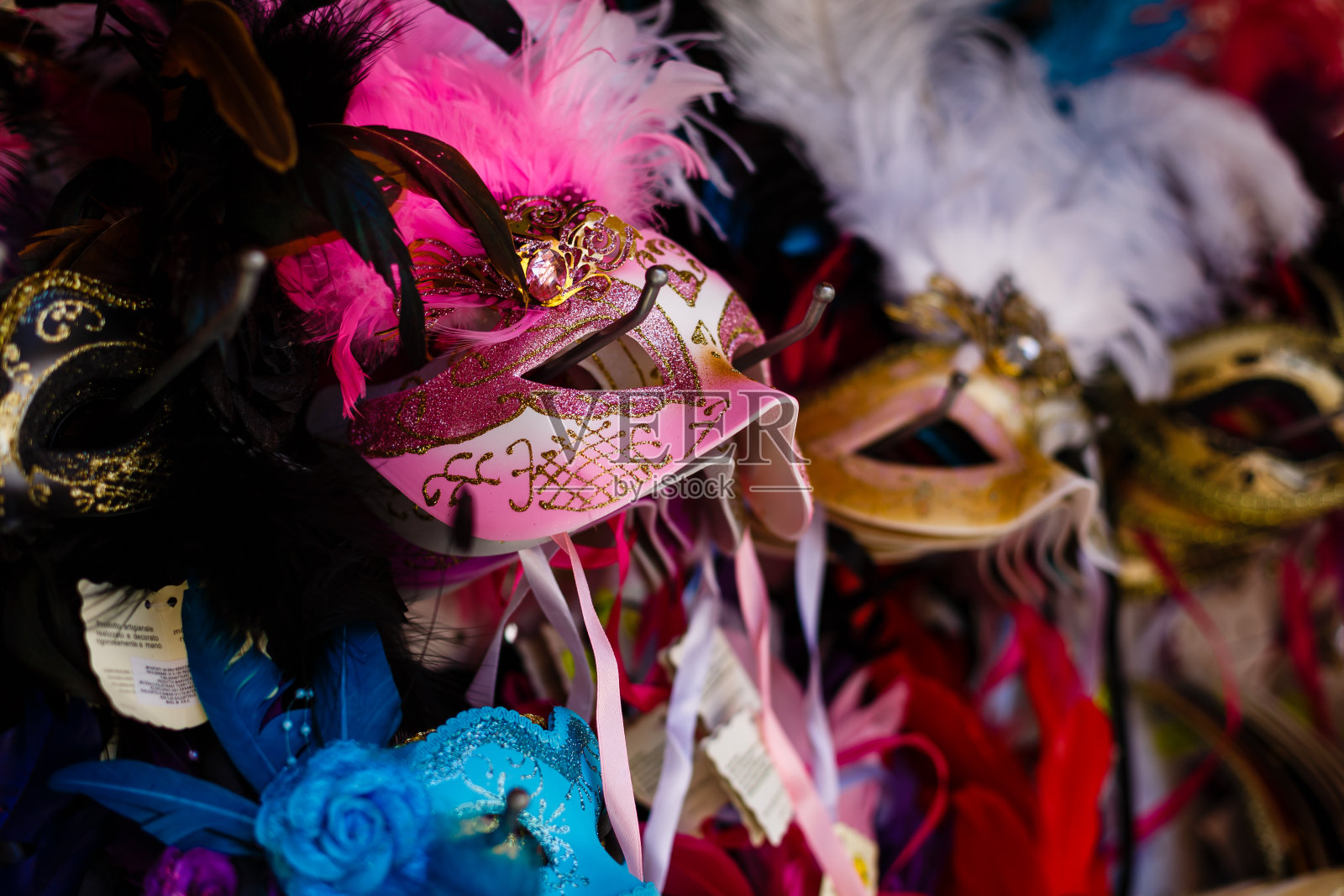 威尼斯商店里陈列的威尼斯面具。威尼斯一年一度的狂欢节是欧洲最著名的狂欢节之一。它的标志是威尼斯面具照片摄影图片