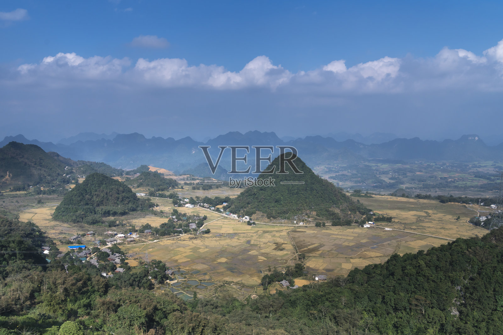 越南河江省全坝区谭臣镇的美景。房子旁边是五颜六色的稻田照片摄影图片