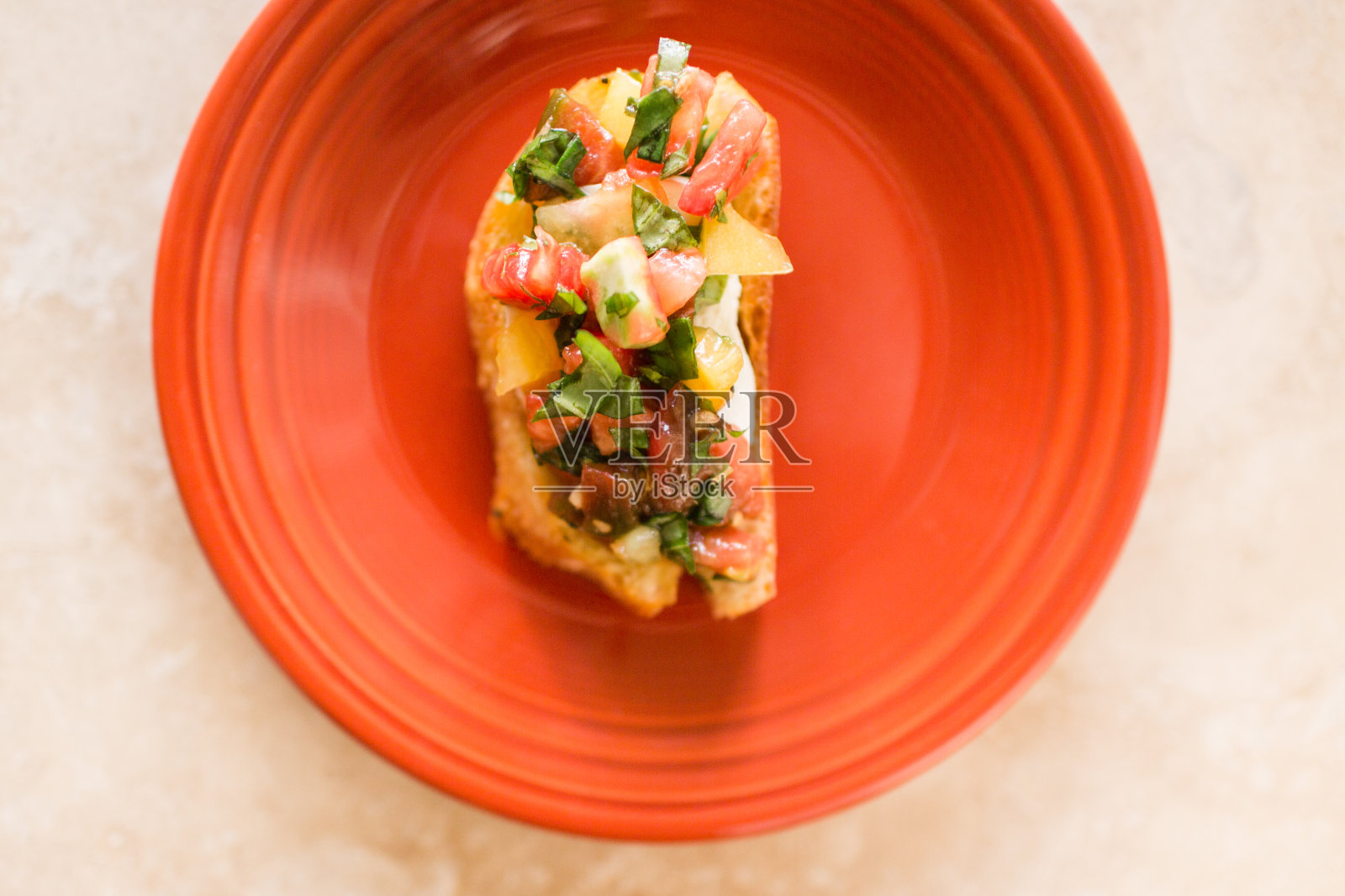 意式烤面包配传家宝番茄，新鲜罗勒和奶酪照片摄影图片