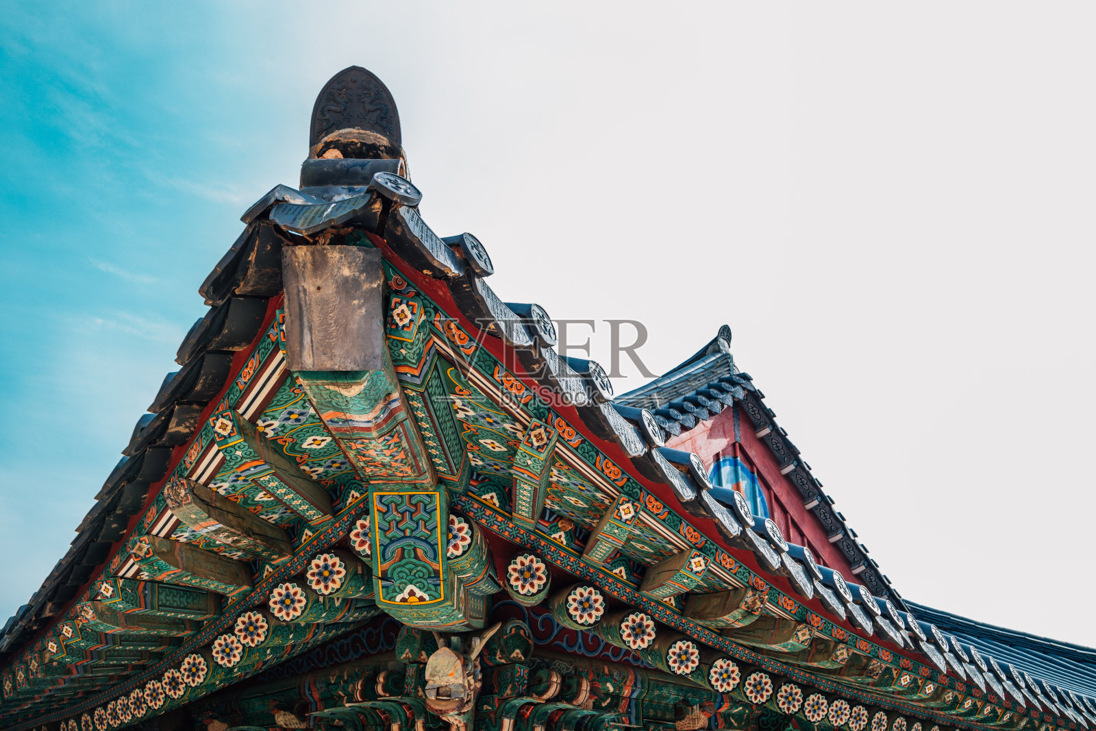韩国传统的木制屋檐照片摄影图片