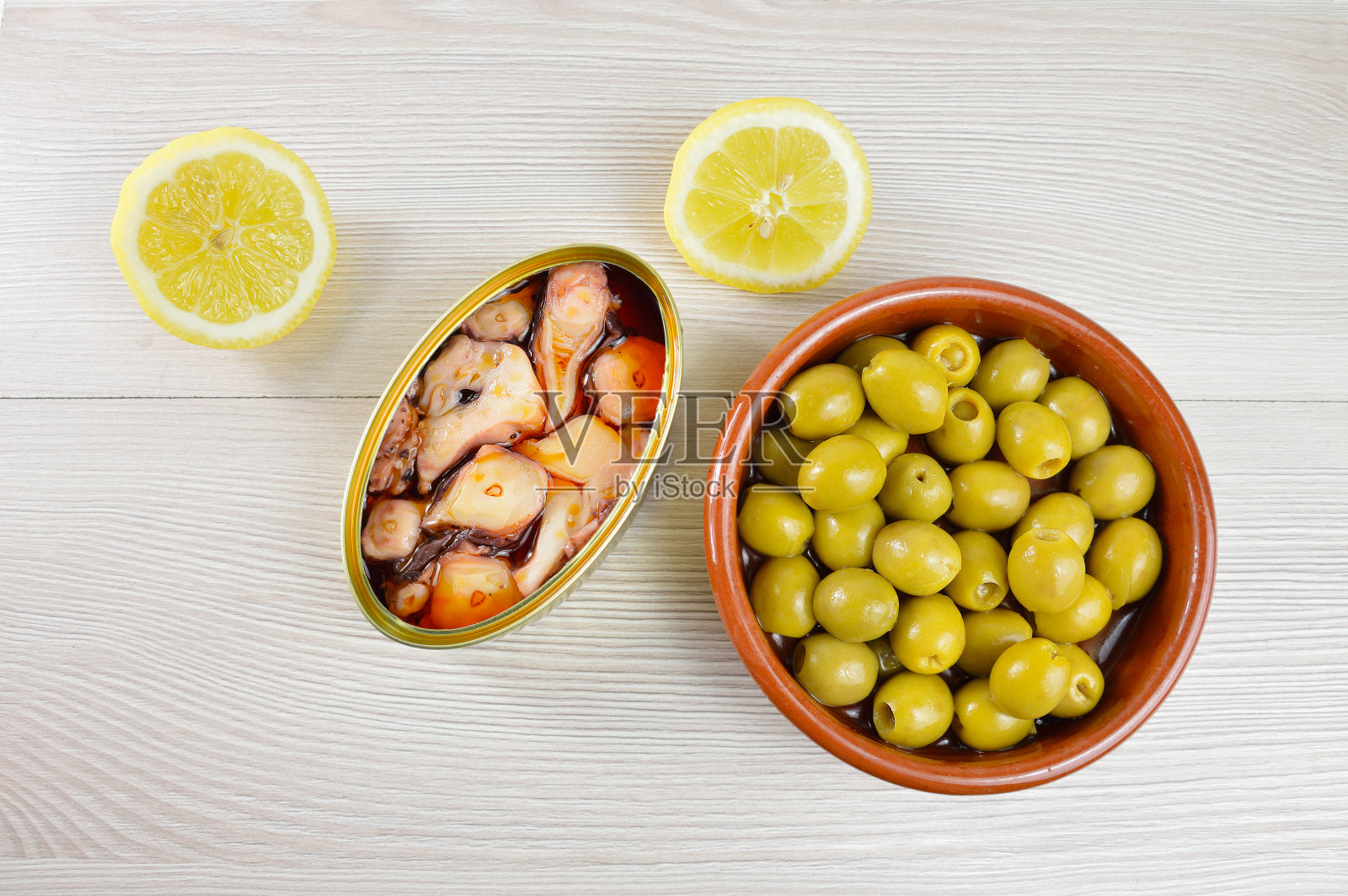用酱汁和橄榄腌制的章鱼即食照片摄影图片