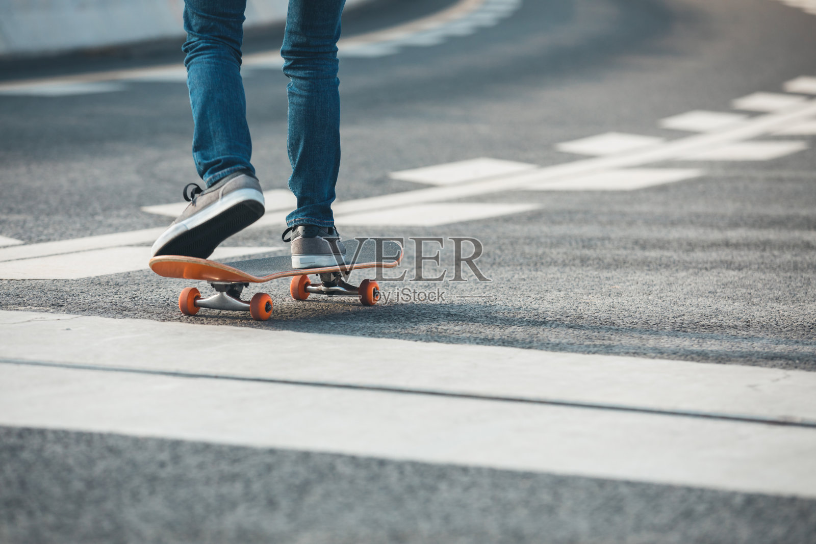 在城市街道上玩滑板的人照片摄影图片