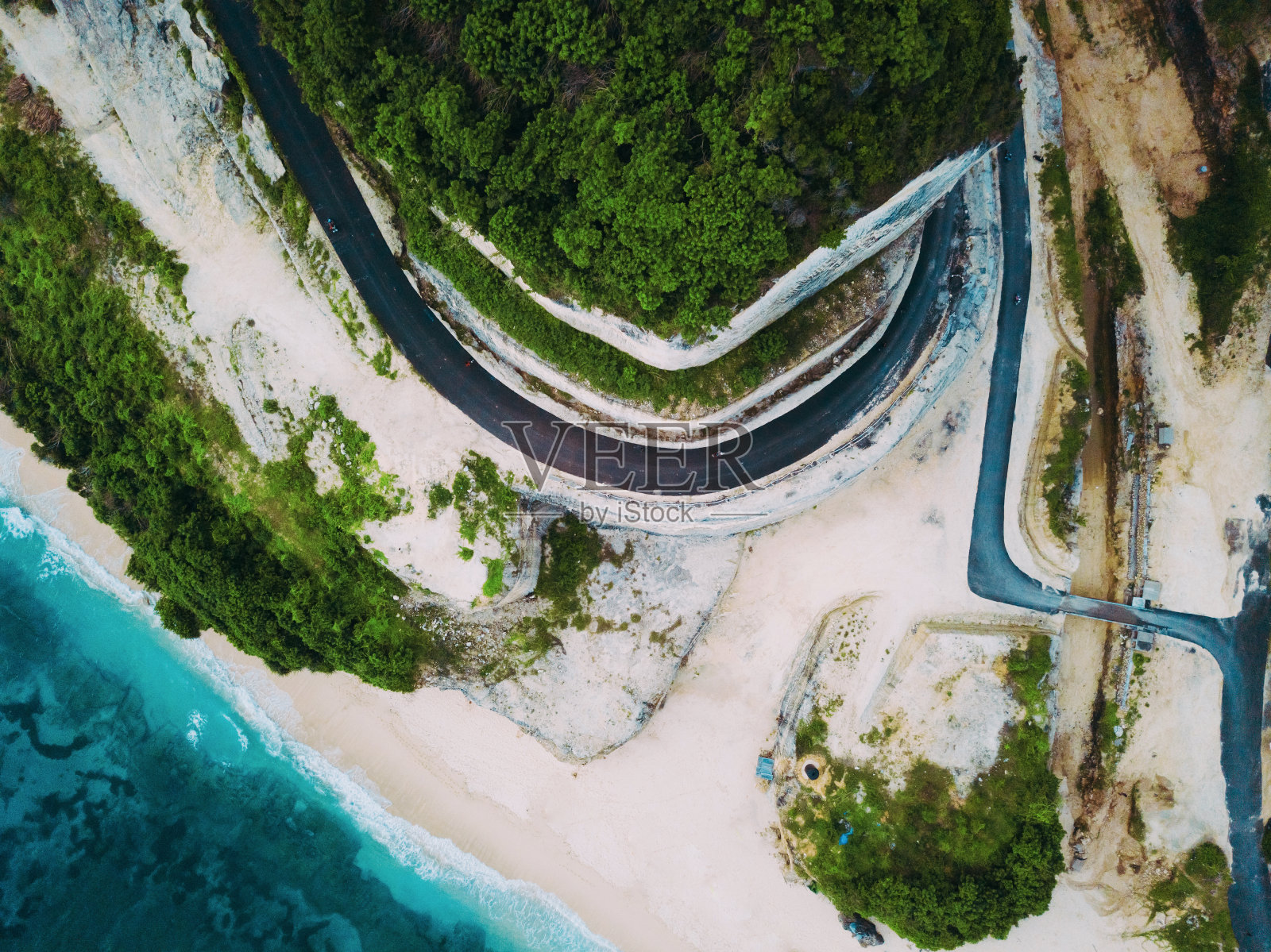 俯视图或鸟瞰图的热带岛屿森林和翡翠清澈的水在西苏门答腊岛，印度尼西亚。照片摄影图片