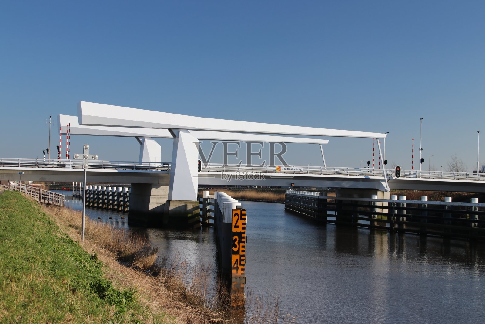 荷兰IJssel河上的吊桥，连接Gouda和名为Gouderaksebrug的克里姆佩纳沃德照片摄影图片