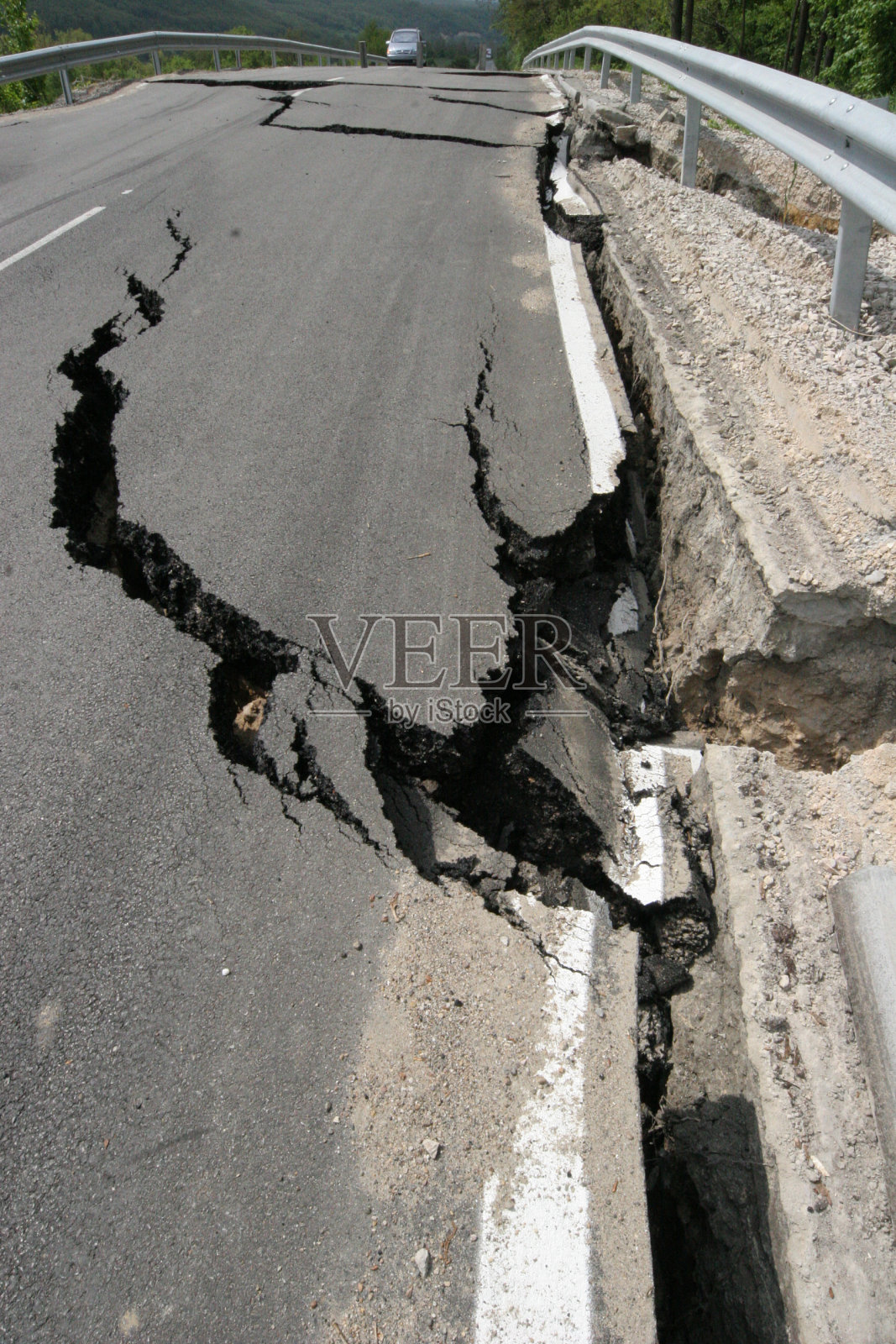 道路坍塌，出现了巨大的裂缝。由于施工不善，国际公路倒塌了。高速公路道路受损。柏油路坍塌了。侵蚀照片摄影图片
