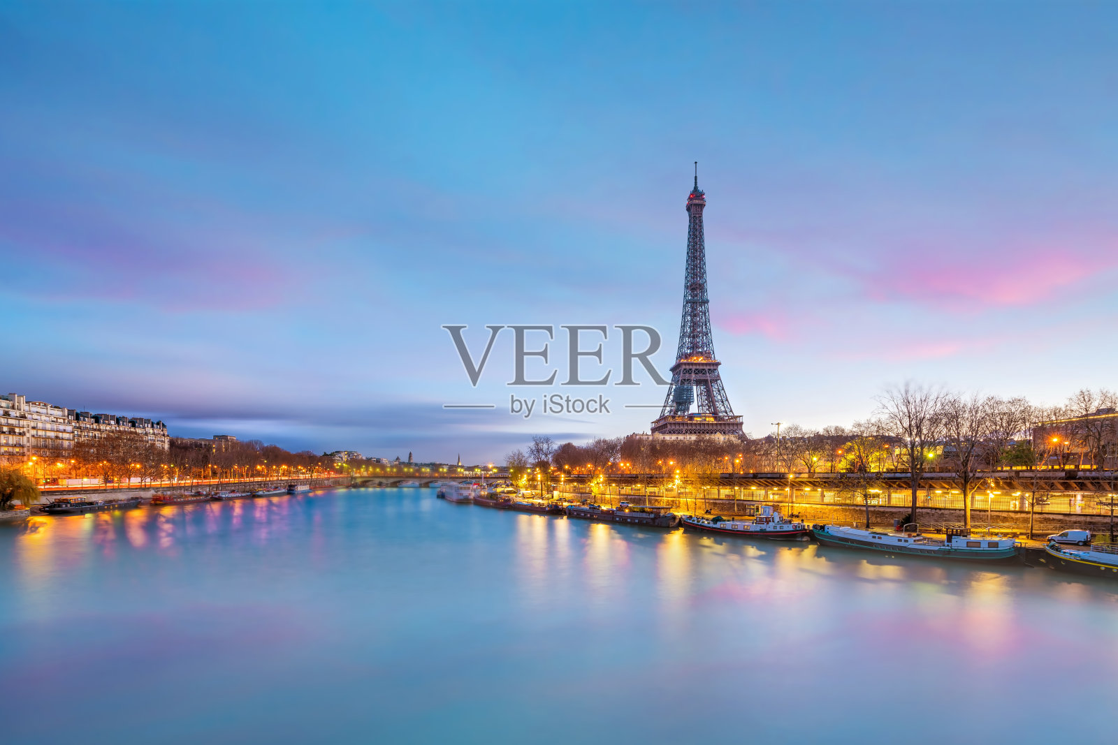 巴黎黄昏时的埃菲尔铁塔和塞纳河照片摄影图片