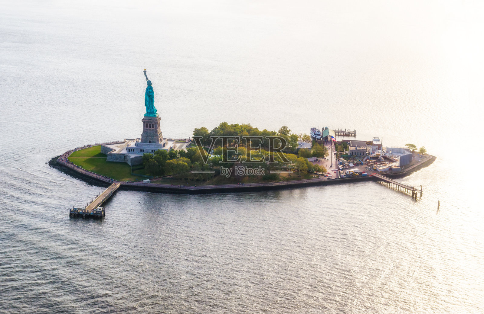 自由岛和自由女神像的鸟瞰图。纽约照片摄影图片