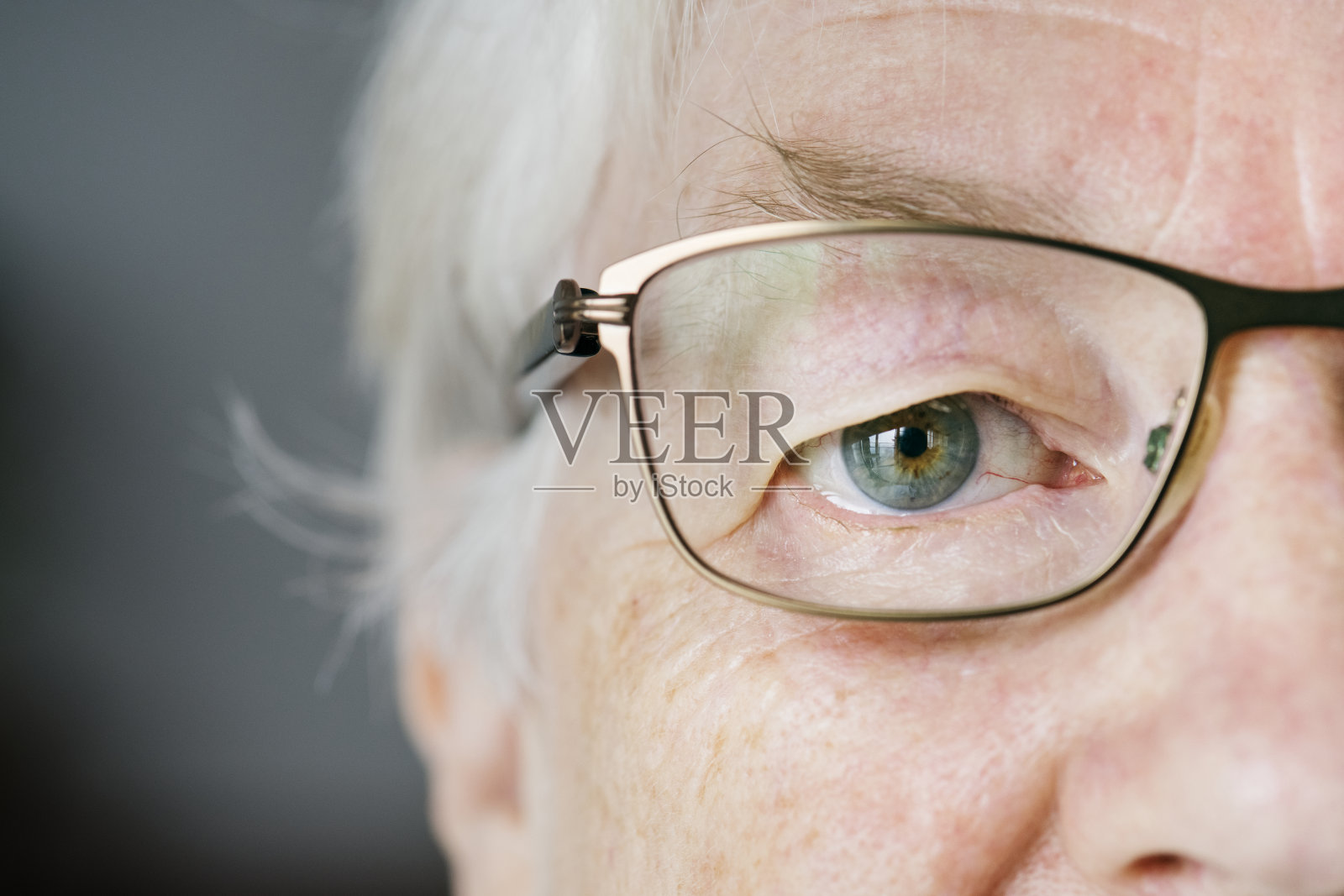 白人老年妇女的肖像特写眼睛戴眼镜照片摄影图片