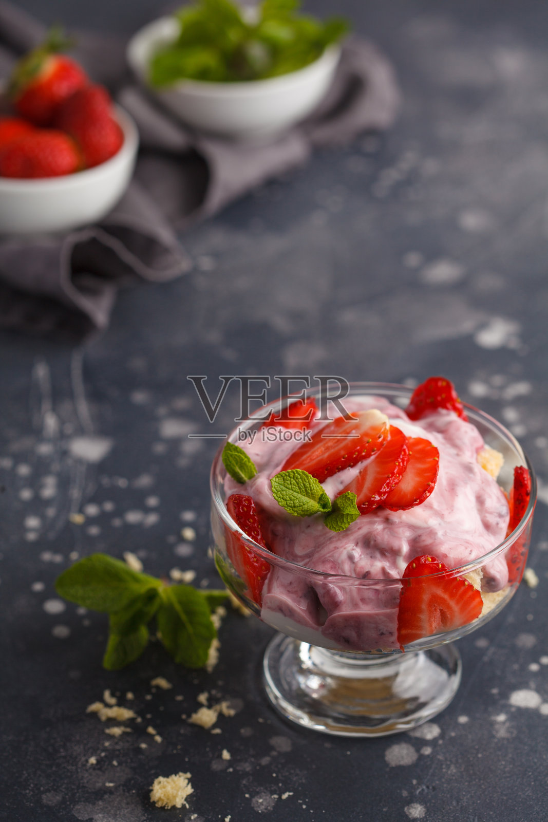 草莓甜点。英国浆果松糕，芝士蛋糕，冻糕。玻璃上的浆果慕斯，深色背景，复制空间照片摄影图片