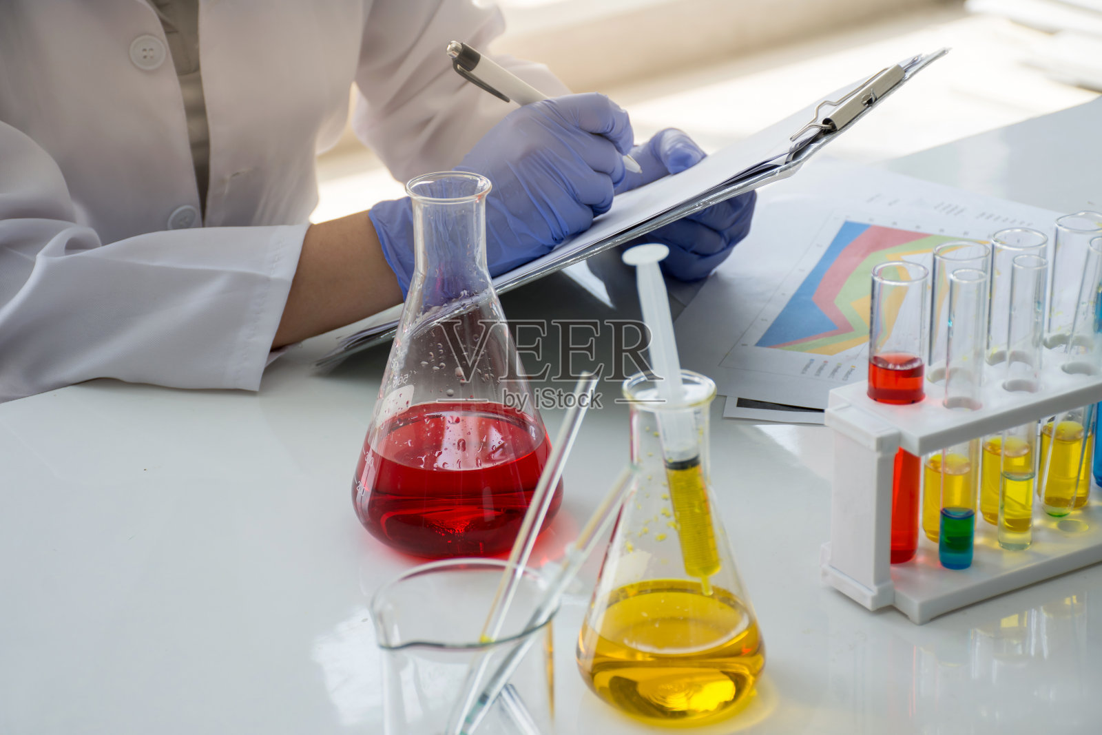 科学家化学家在实验室用一种红色的液体化学溶液做实验或研究照片摄影图片
