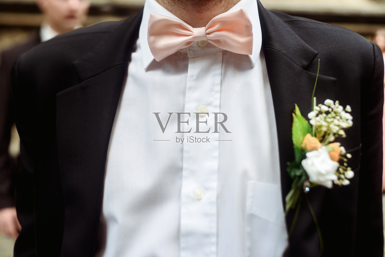 奢华时尚的新郎与钮扣在优雅的西装和领结近距离婚礼照片摄影图片