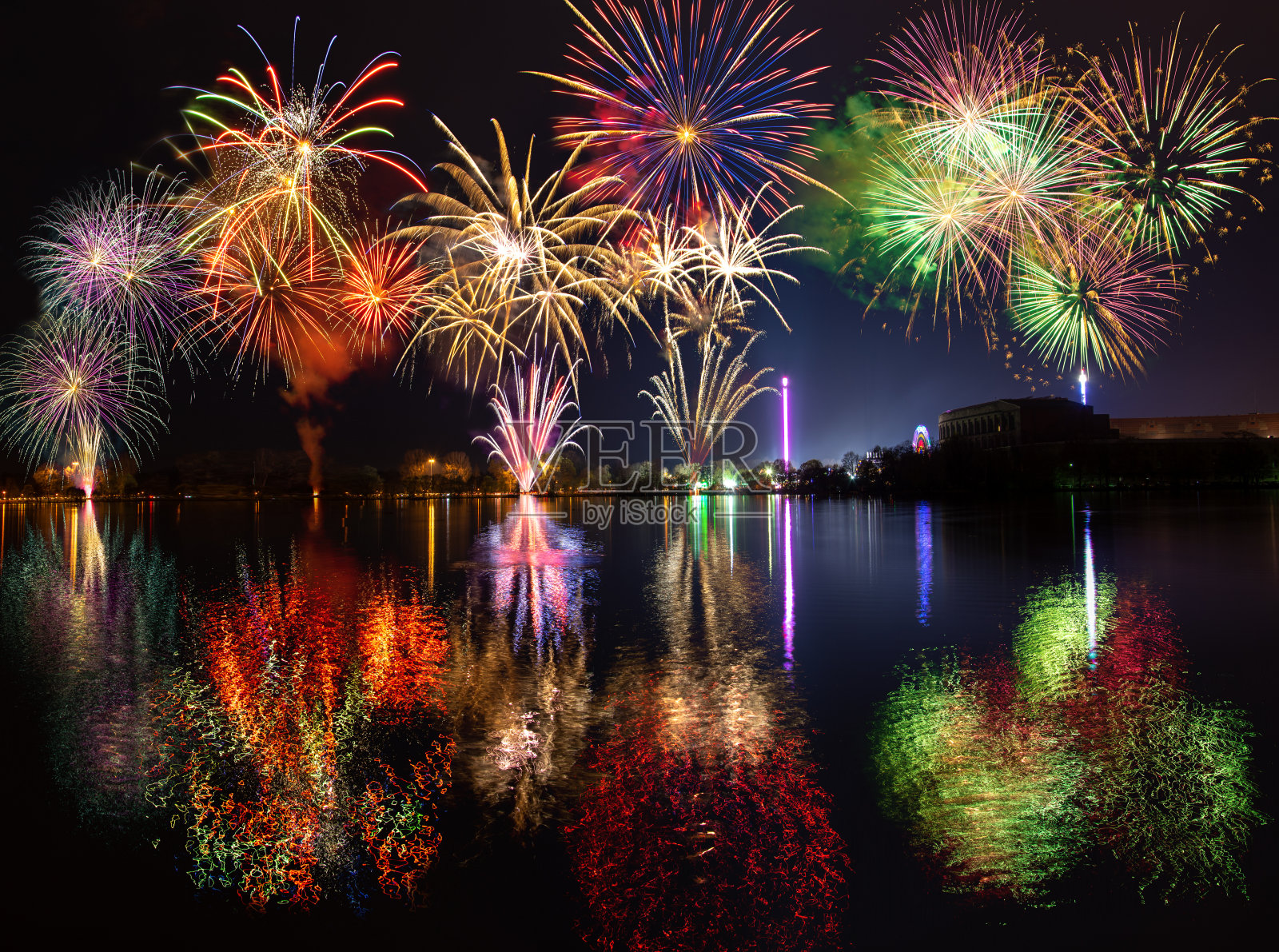 纽伦堡春季集市上，杜曾德泰希湖上的多朵焰火照片摄影图片