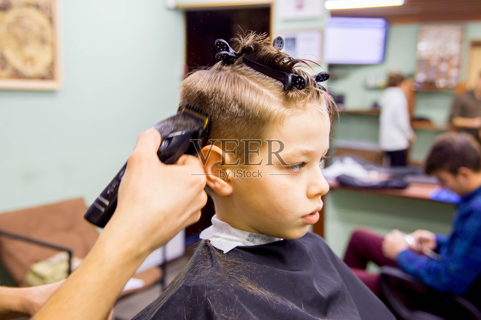 孩子在理发店照片摄影图片