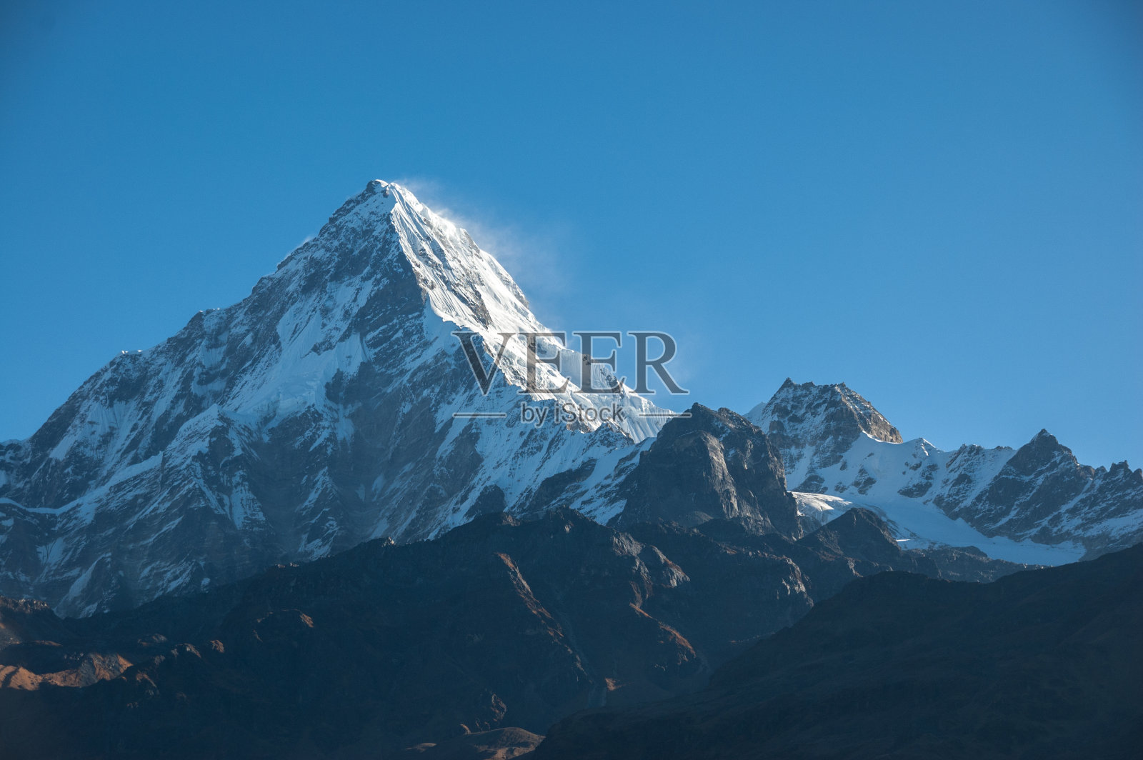 清晨的太阳照亮了小雪。来自Kopra山脊的Annapurnas照片摄影图片