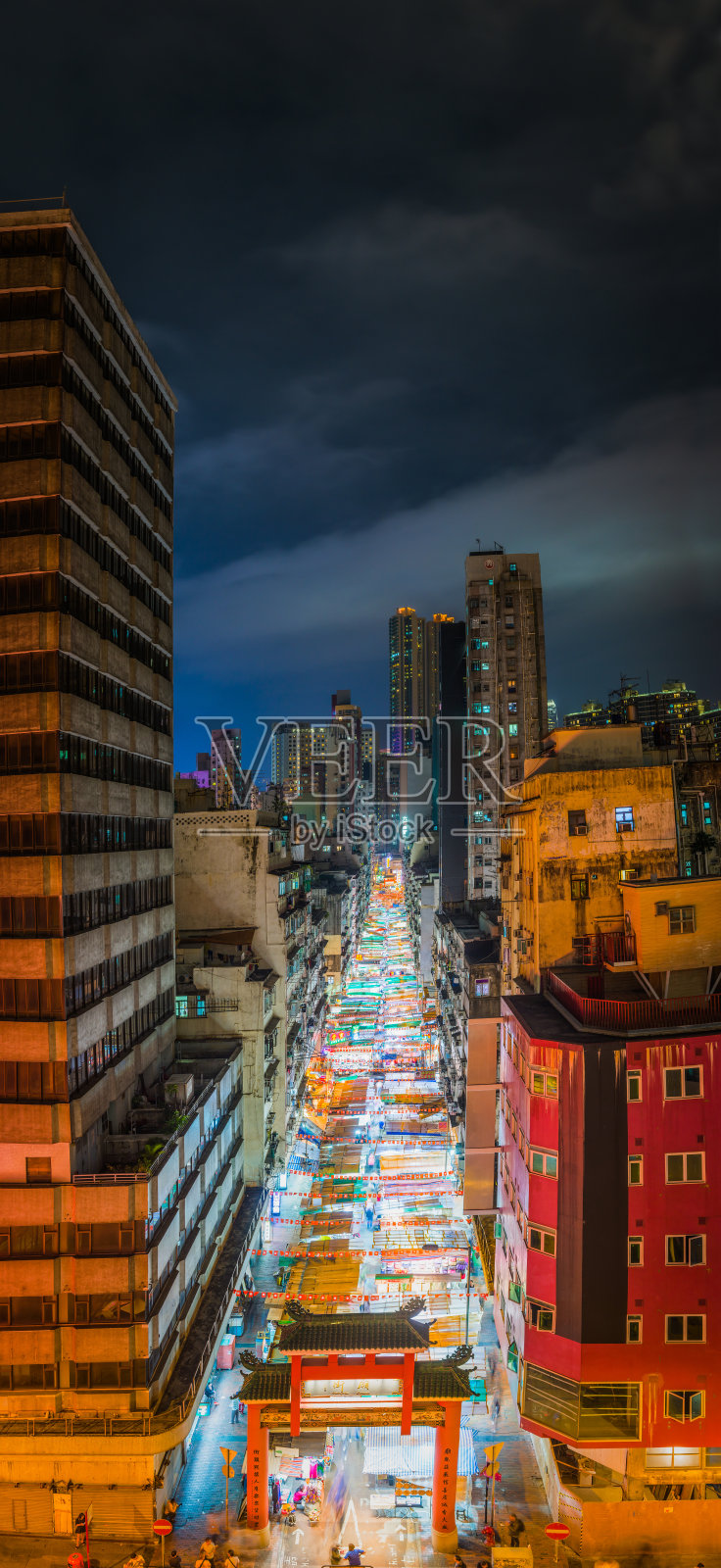 香港夜生活的庙街市场照亮了中国九龙的摩天大楼照片摄影图片