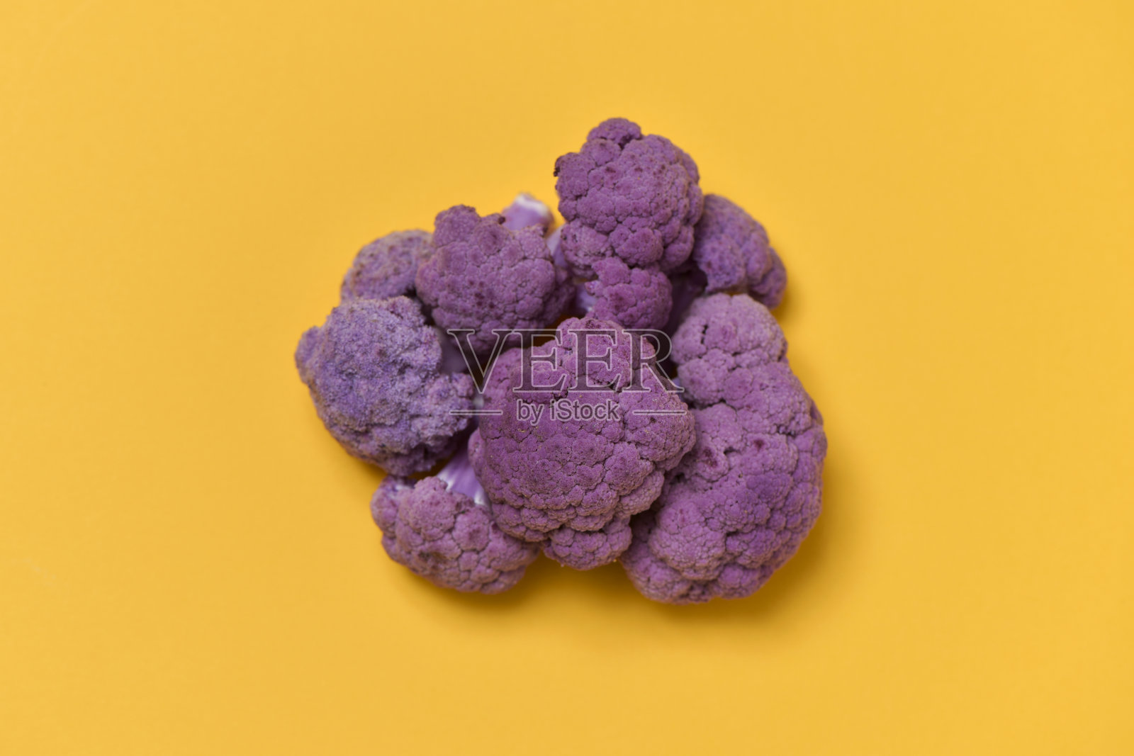 橙色背景上的紫色花椰菜照片摄影图片
