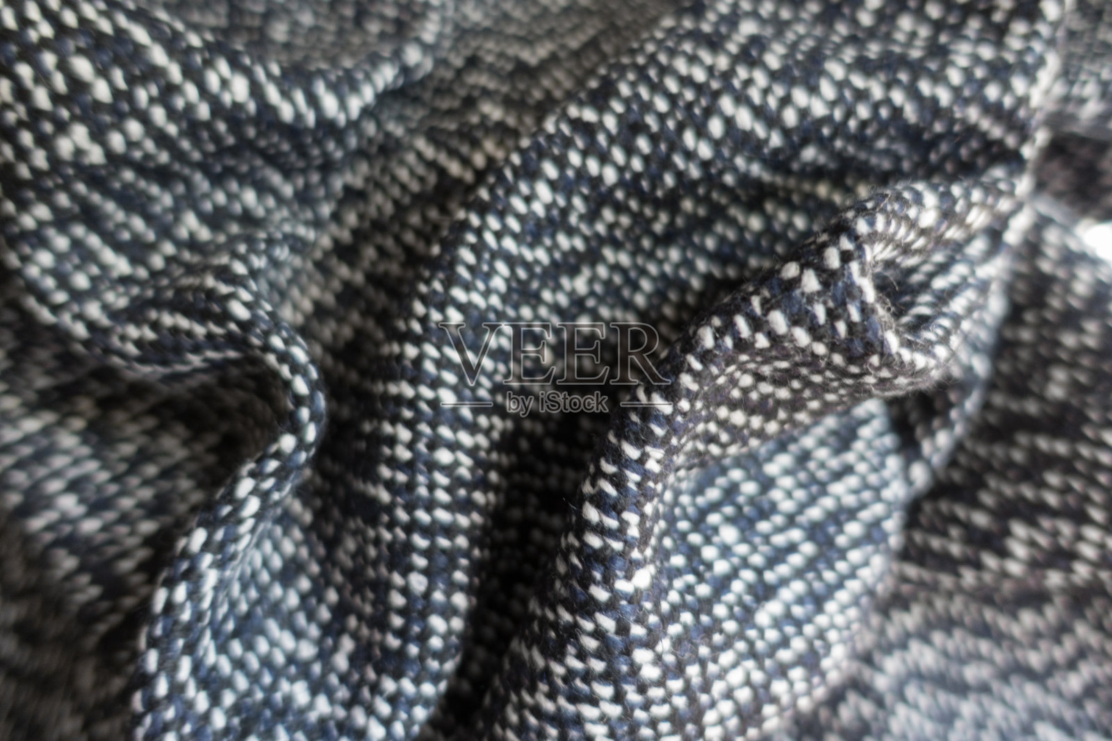 折叠的蓝色，黑色和白色粗花呢织物照片摄影图片