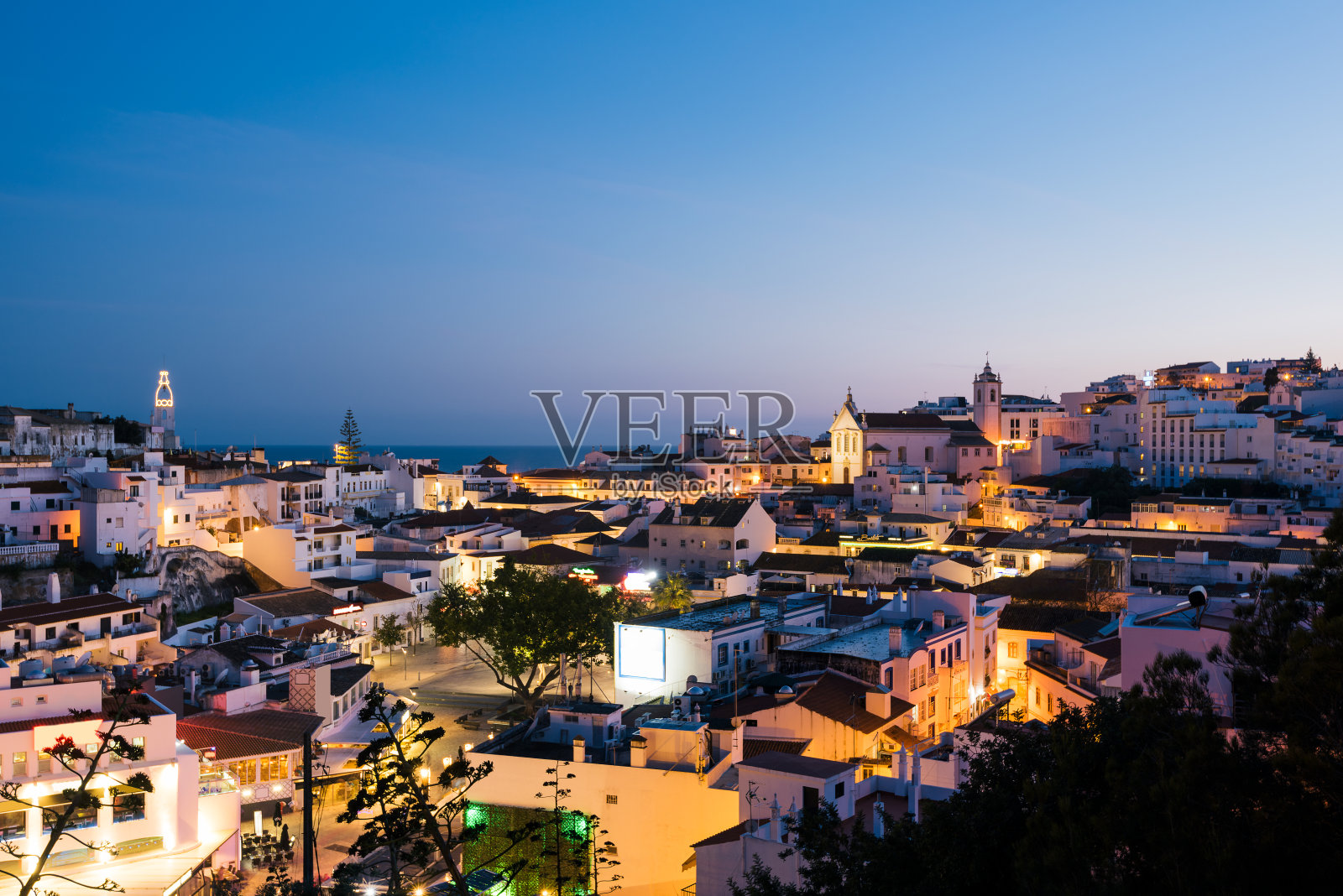 阿尔布费拉的夜晚老城，阿尔加维，葡萄牙照片摄影图片