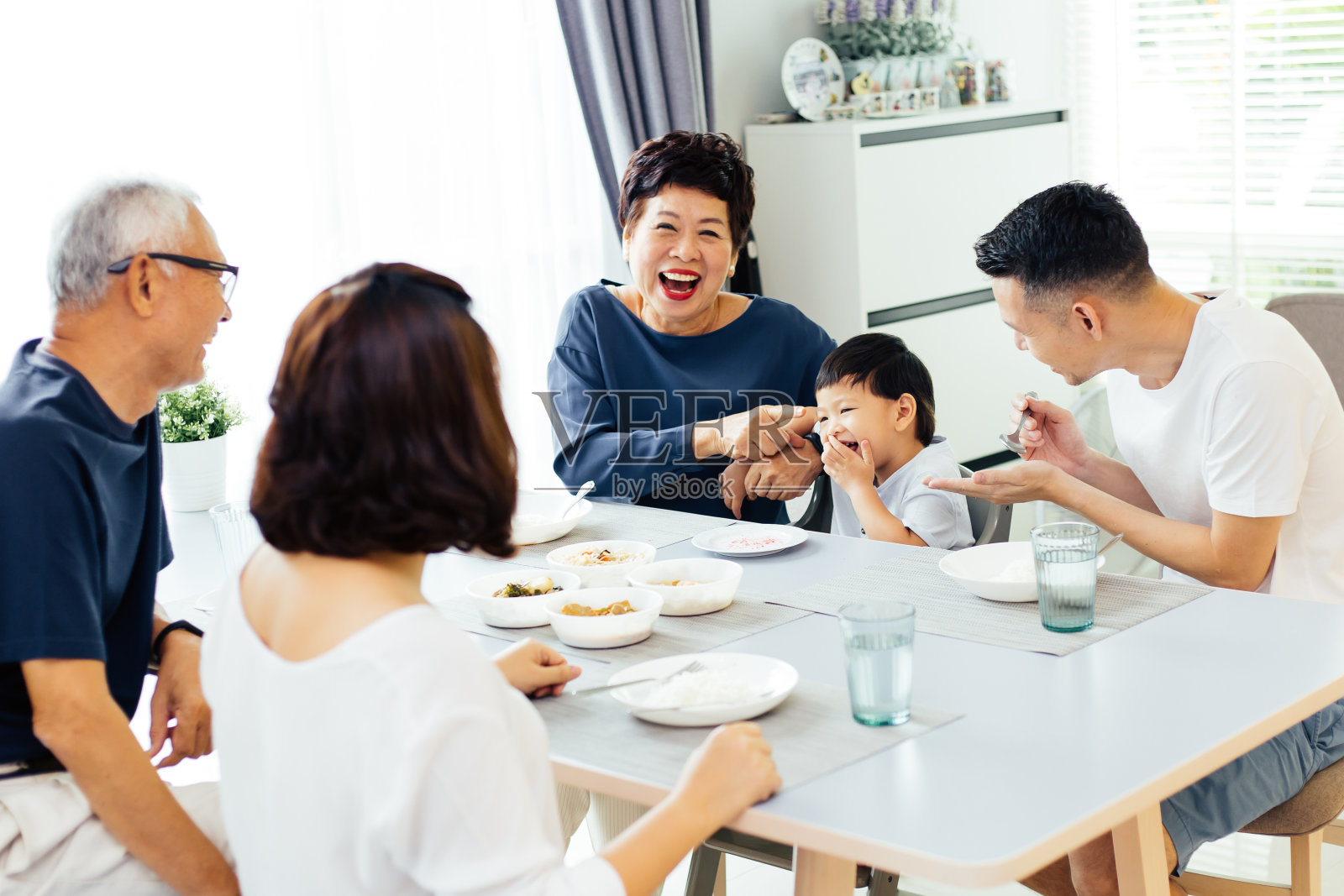 快乐的亚洲大家庭在家里享用充满欢笑和幸福的晚餐照片摄影图片