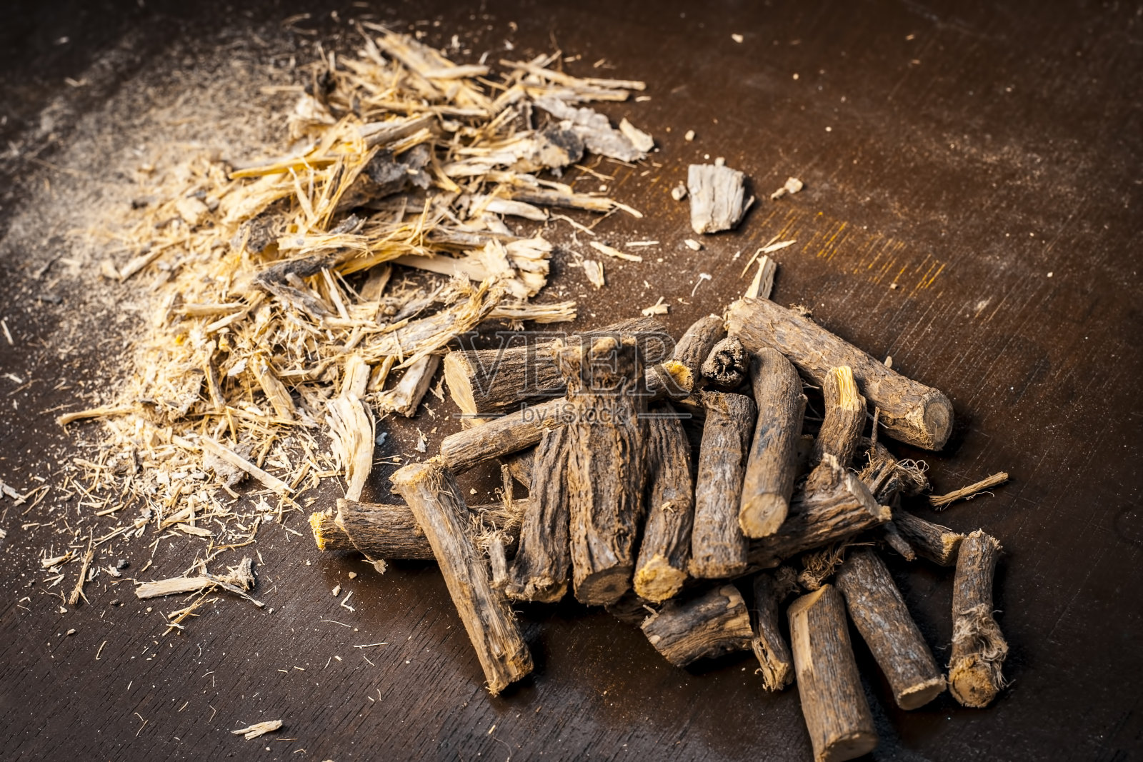 阿留吠陀草药甘草根，甘草根，毛利或甘草根和它的粉末在木质表面是非常有益的舒缓你的胃，中毒，胃等。照片摄影图片