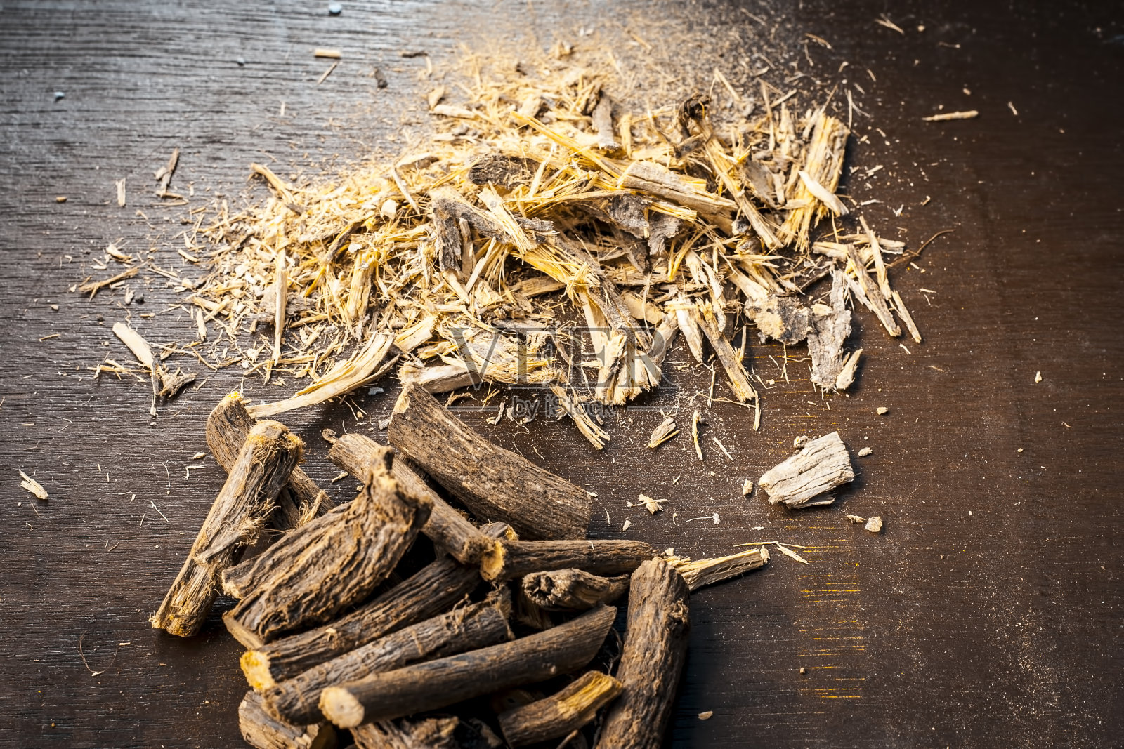 阿留吠陀草药甘草根，甘草根，毛利或甘草根和它的粉末在木质表面是非常有益的舒缓你的胃，中毒，胃等。照片摄影图片