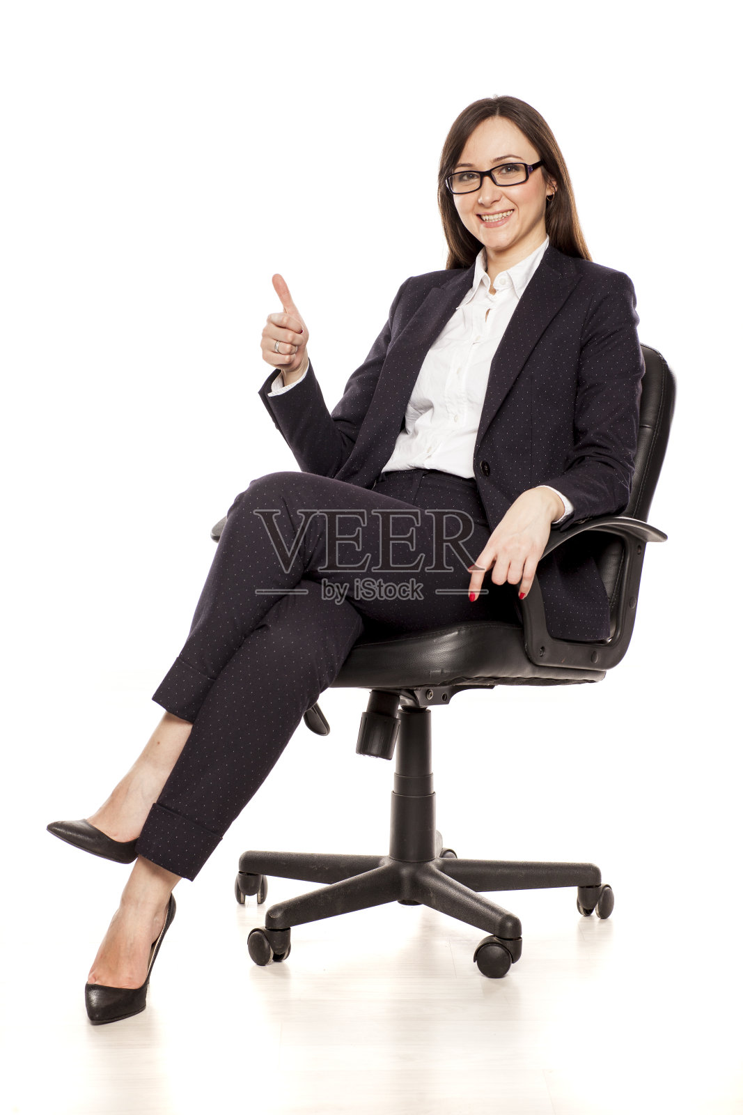 快乐的女商人在扶手椅上摆姿势的白色背景照片摄影图片
