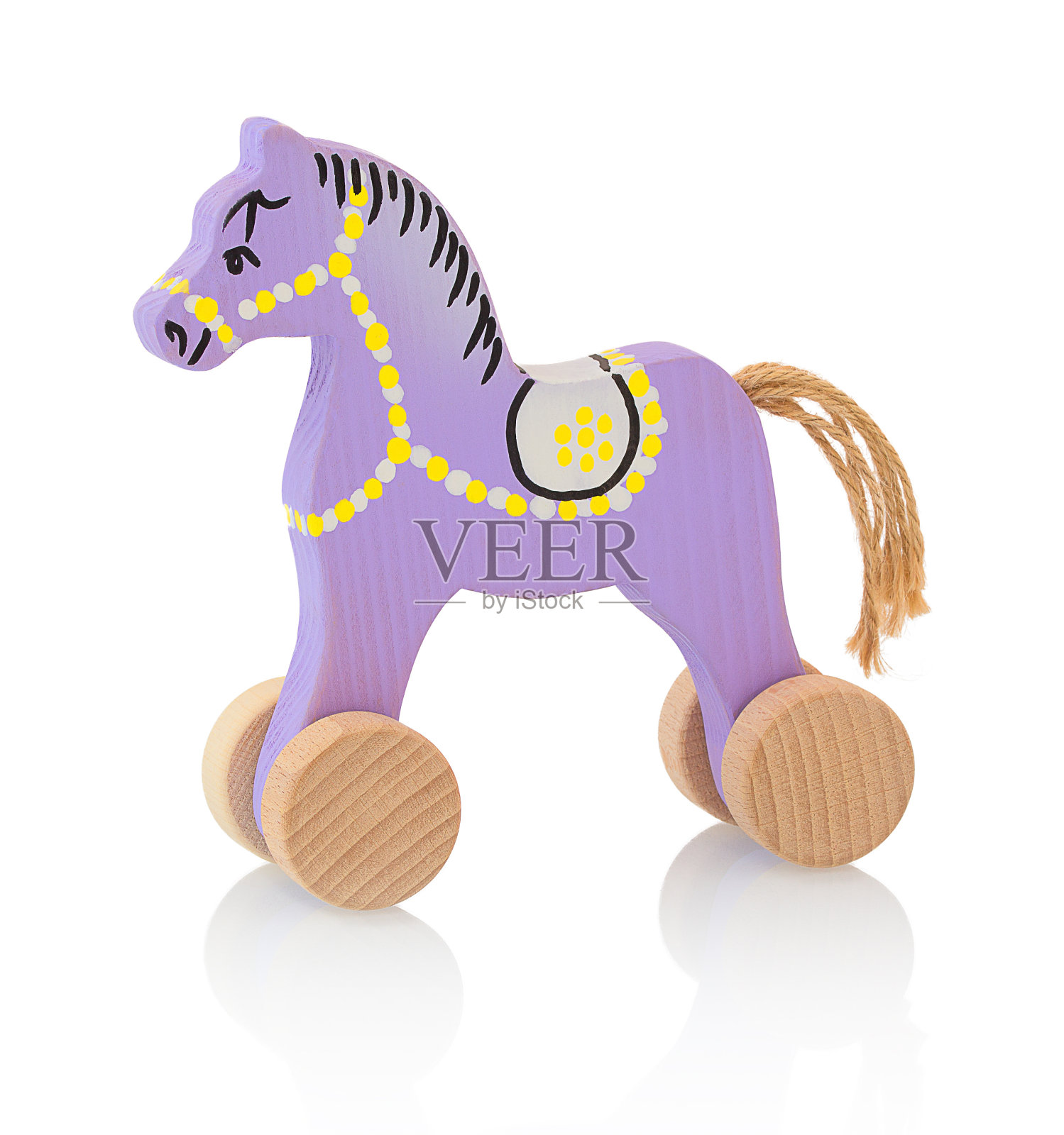 儿童的小木马孤立在白色的背景与阴影反射。在白色背景上的马的形状的小孩子木制的粉红色的小玩具。木制手工制作的玩具。照片摄影图片