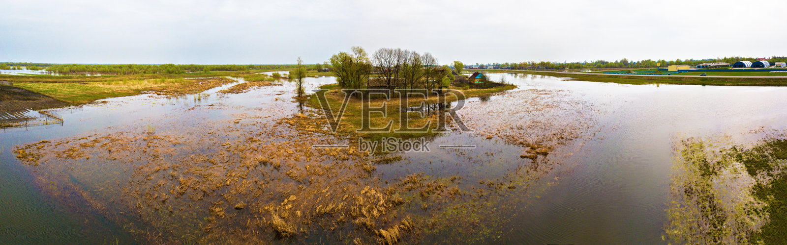 春季融化的河流洪水空中全景图。春天溢水照片摄影图片